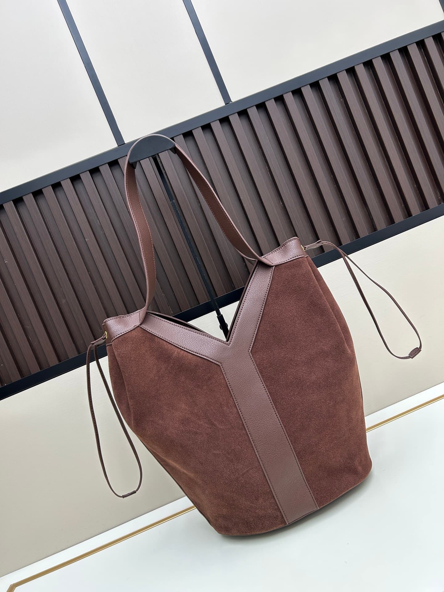 C8739 New Saint Laurent tote bag 【Exclusive background】 Y brand’s new fine-textured leather tote bag! It features a full lining of the same colorful fur texture material. The bag is adorned with the elegant Y logo inspired by the brand’s historical collec — image 2