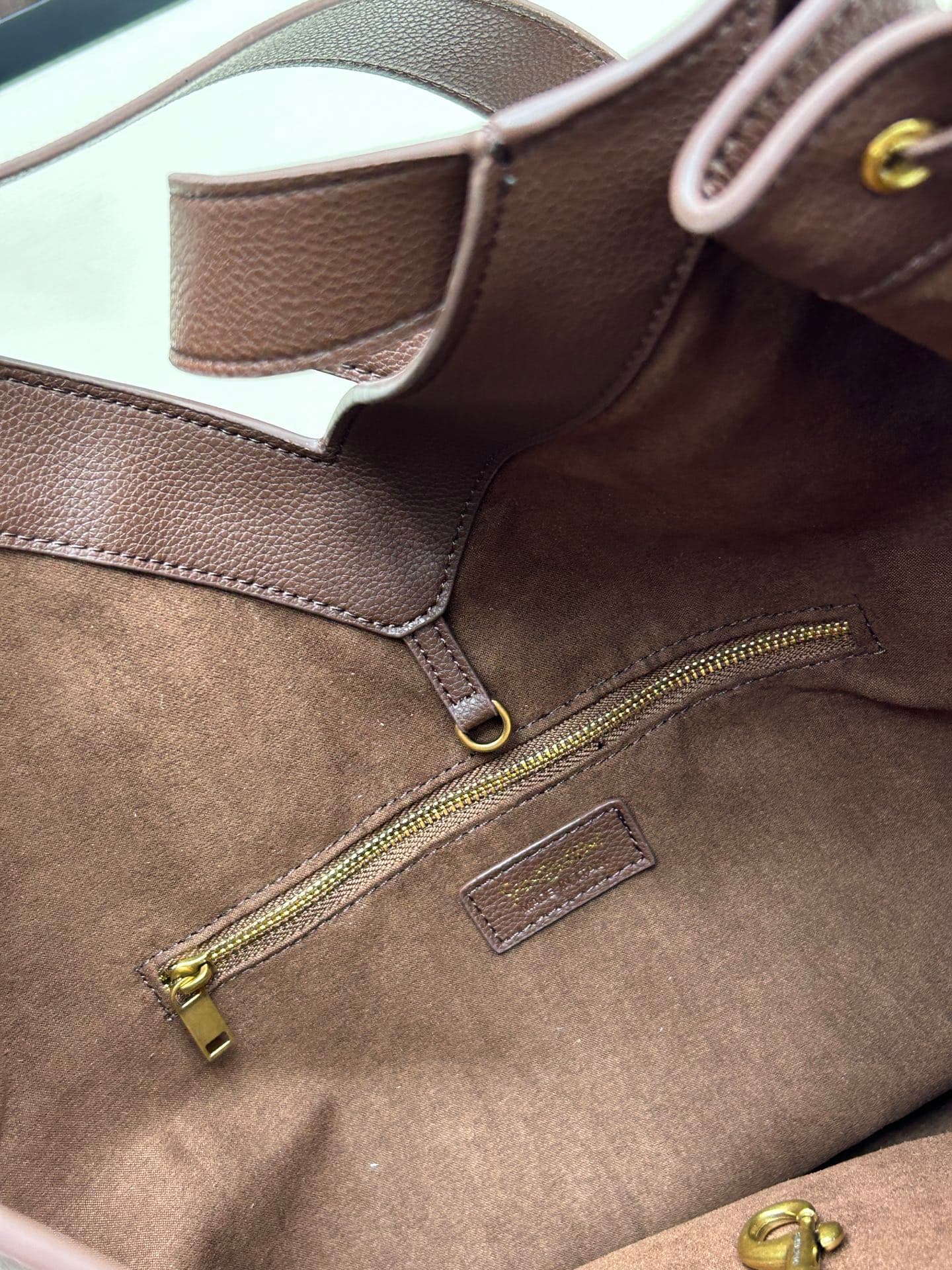 C8739 New Saint Laurent tote bag 【Exclusive background】 Y brand’s new fine-textured leather tote bag! It features a full lining of the same colorful fur texture material. The bag is adorned with the elegant Y logo inspired by the brand’s historical collec — image 8