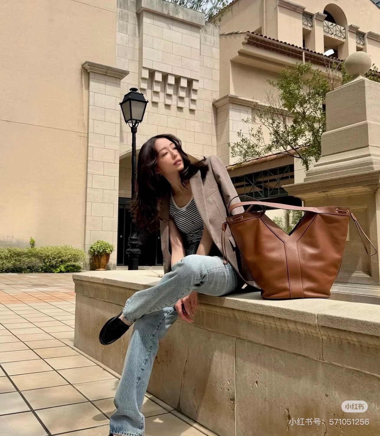 C8742 New Saint Laurent tote bag 【Exclusive background】Y brand’s new tote bag made of fine grain leather! It features a lining of the same color as the leather – beautifully designed Y logo inspired by the brand’s historical collections. The bag has a lig — image 3