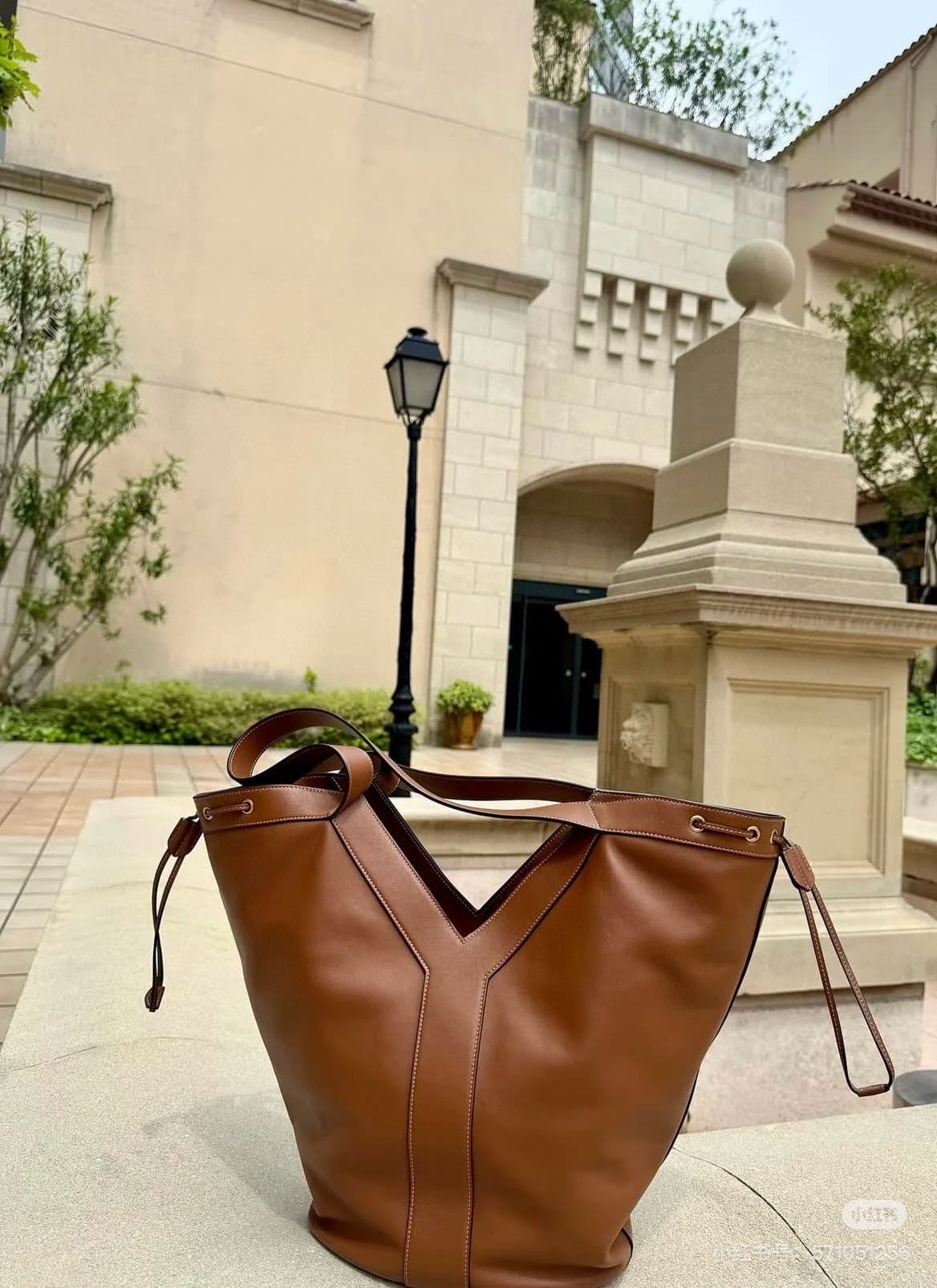 C8742 New Saint Laurent tote bag 【Exclusive background】Y brand’s new tote bag made of fine grain leather! It features a lining of the same color as the leather – beautifully designed Y logo inspired by the brand’s historical collections. The bag has a lig — image 4