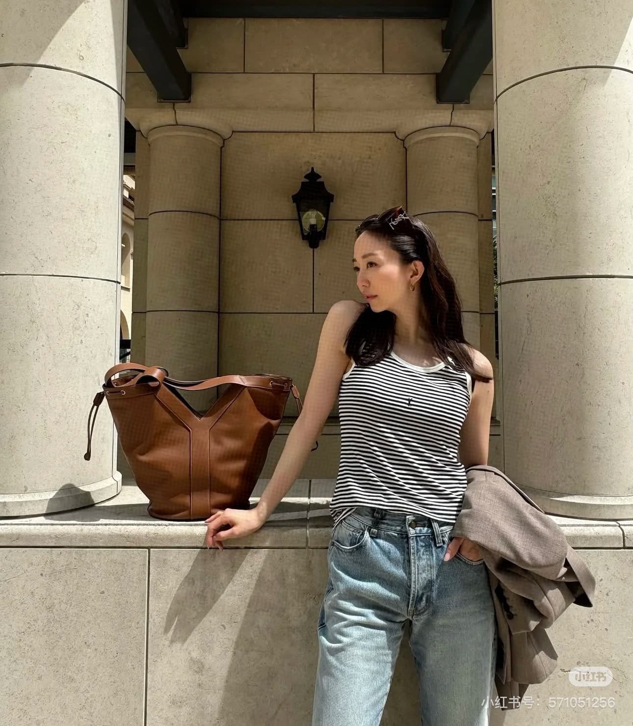 C8742 New Saint Laurent tote bag 【Exclusive background】Y brand’s new tote bag made of fine grain leather! It features a lining of the same color as the leather – beautifully designed Y logo inspired by the brand’s historical collections. The bag has a lig — image 2