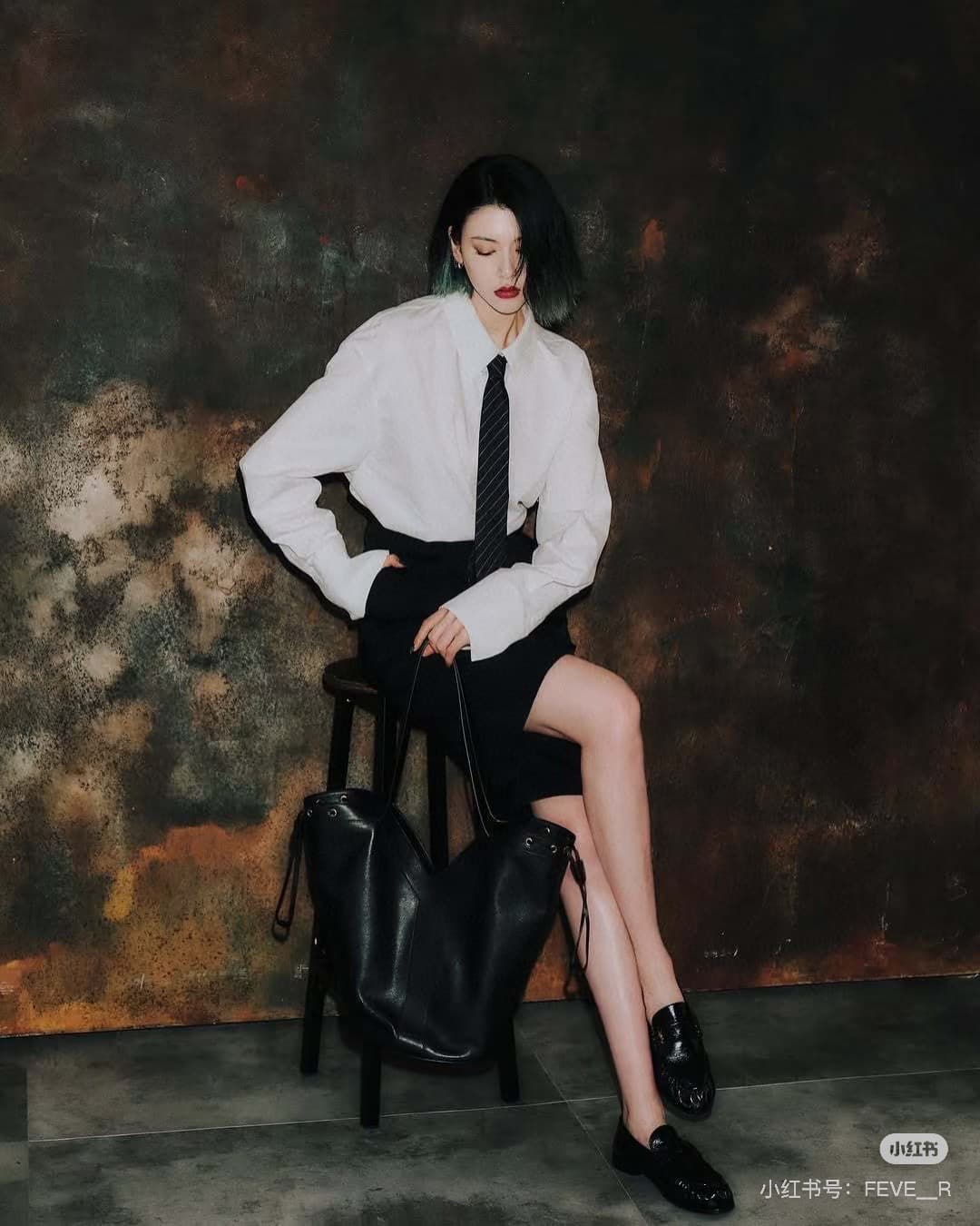 C8742 New Saint Laurent tote bag 【Exclusive background】Y brand’s new tote bag made of fine grain leather! It features a lining of the same color as the leather – beautifully designed Y logo inspired by the brand’s historical collections. The bag has a lig — image 7