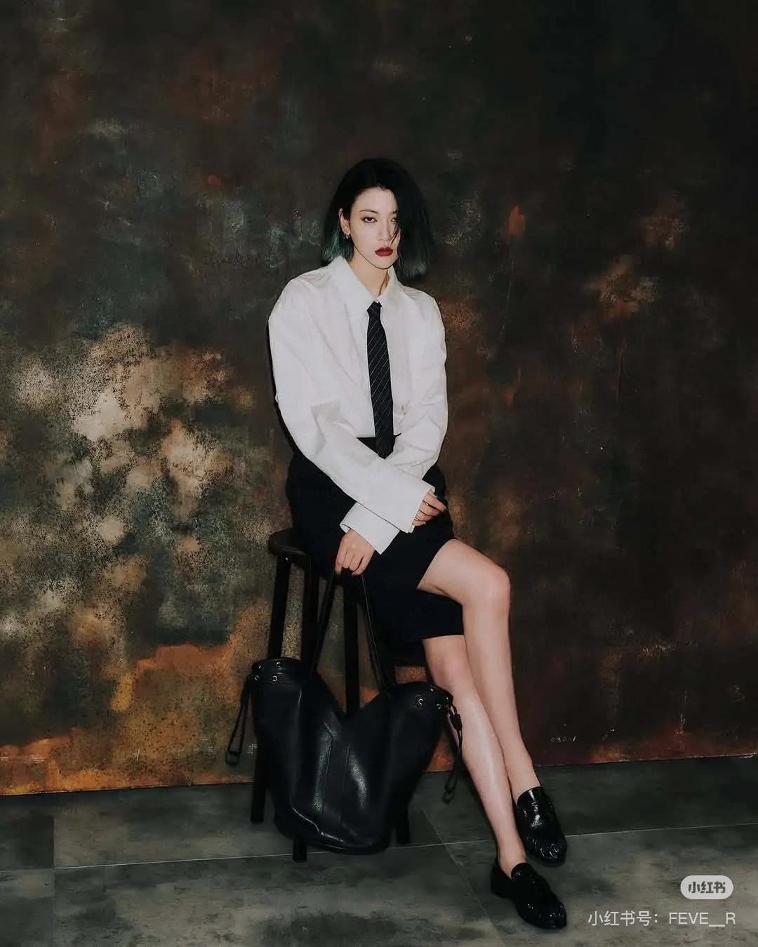 C8742 New Saint Laurent tote bag 【Exclusive background】Y brand’s new tote bag made of fine grain leather! It features a lining of the same color as the leather – beautifully designed Y logo inspired by the brand’s historical collections. The bag has a lig — image 8