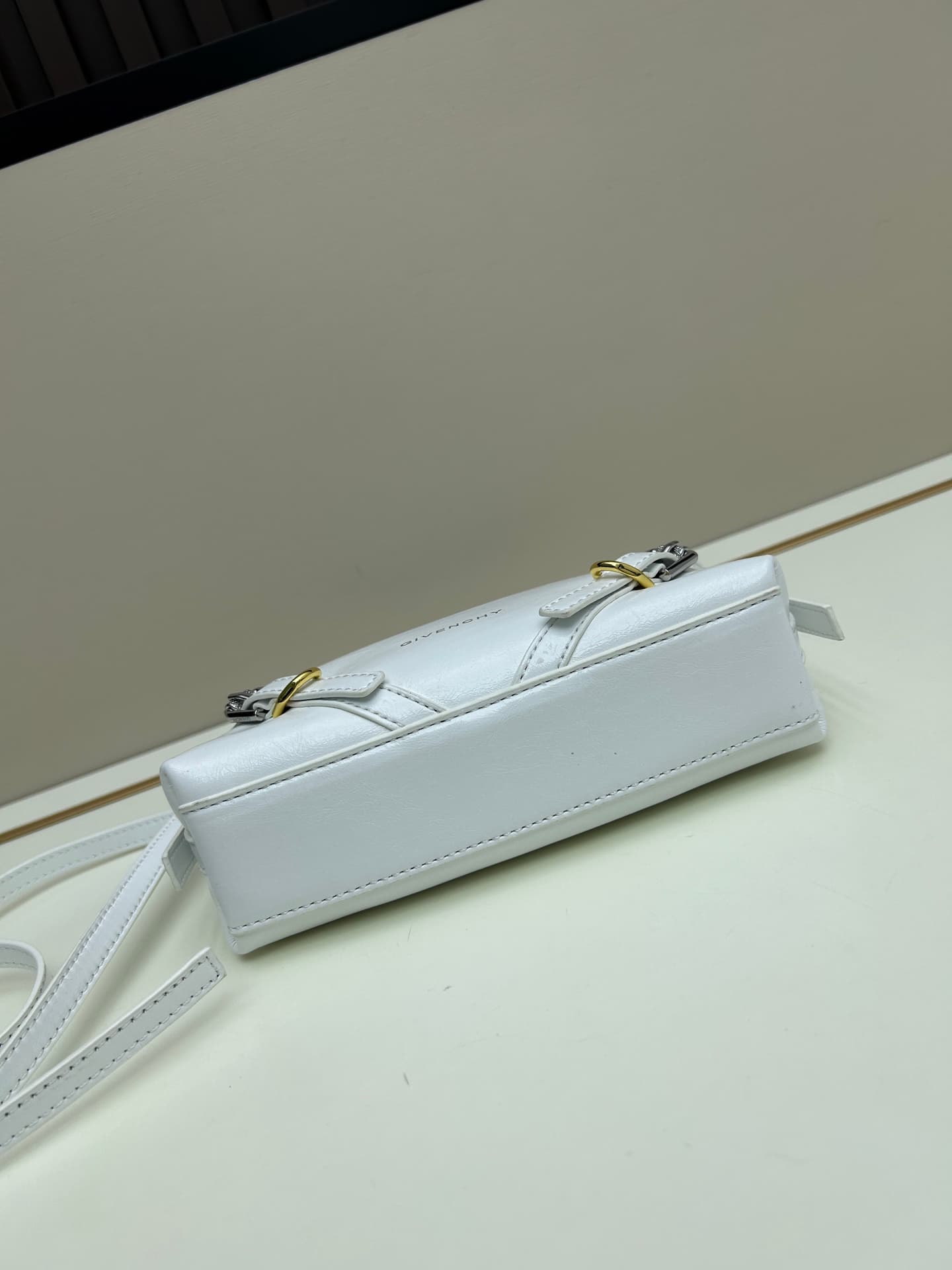 C3252 New model. Givenchy/Voyou nano – new summer collection. Small and cute design; detachable shoulder strap, metal clasp, leather shoulder bag with crossbody function, phone bag. Mini size. Top-grade leather, dimensions: 19*16, 5*4 cm. Model number: V0 — image 5