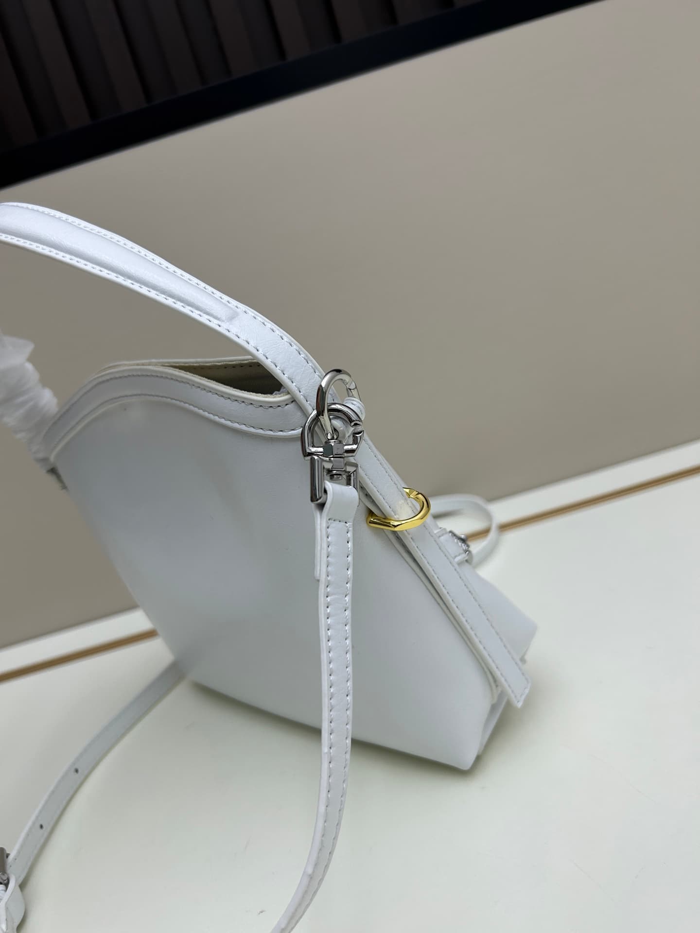 C3252 New model. Givenchy/Voyou nano – new summer collection. Small and cute design; detachable shoulder strap, metal clasp, leather shoulder bag with crossbody function, phone bag. Mini size. Top-grade leather, dimensions: 19*16, 5*4 cm. Model number: V0 — image 2