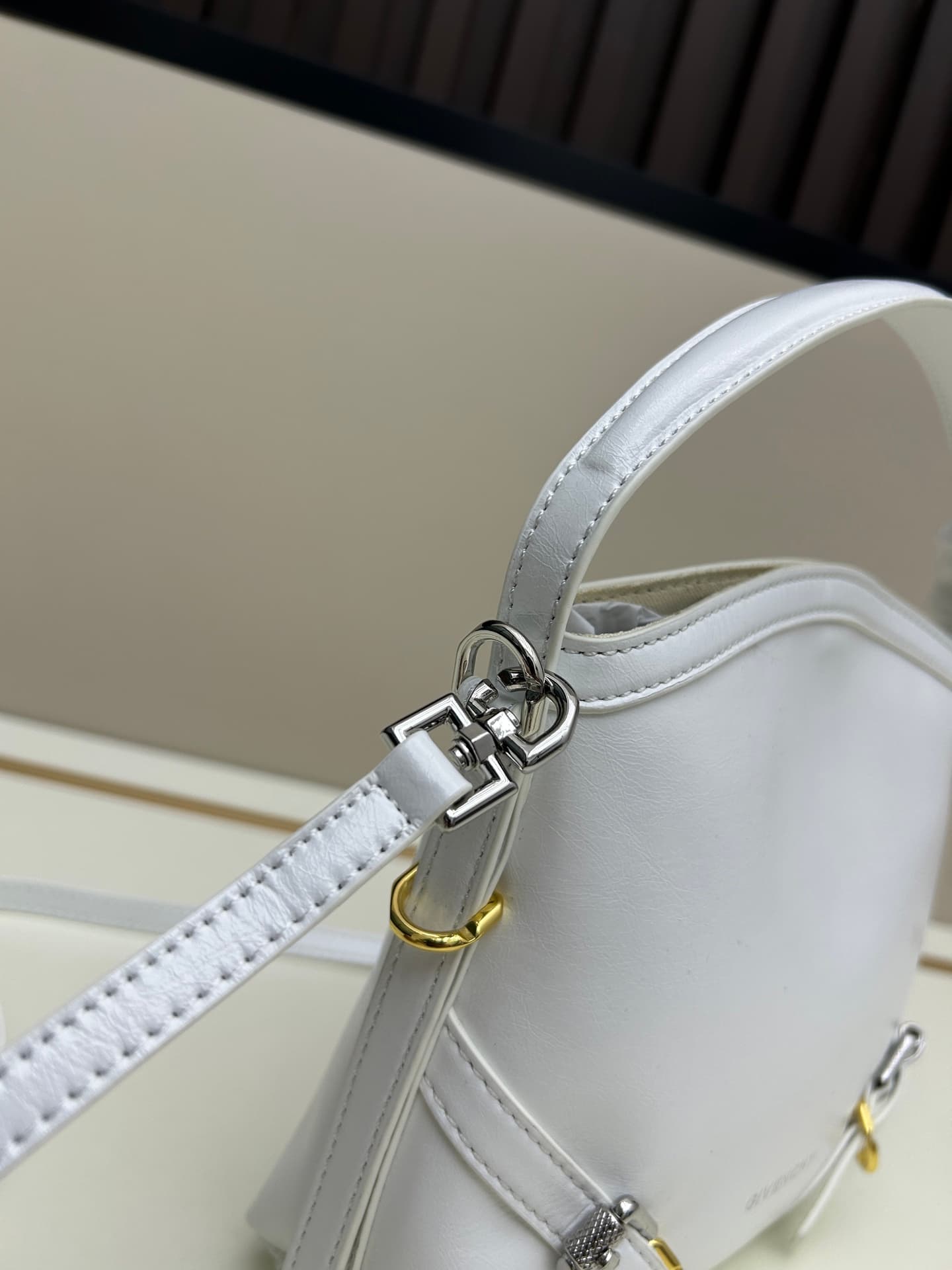 C3252 New model. Givenchy/Voyou nano – new summer collection. Small and cute design; detachable shoulder strap, metal clasp, leather shoulder bag with crossbody function, phone bag. Mini size. Top-grade leather, dimensions: 19*16, 5*4 cm. Model number: V0 — image 6