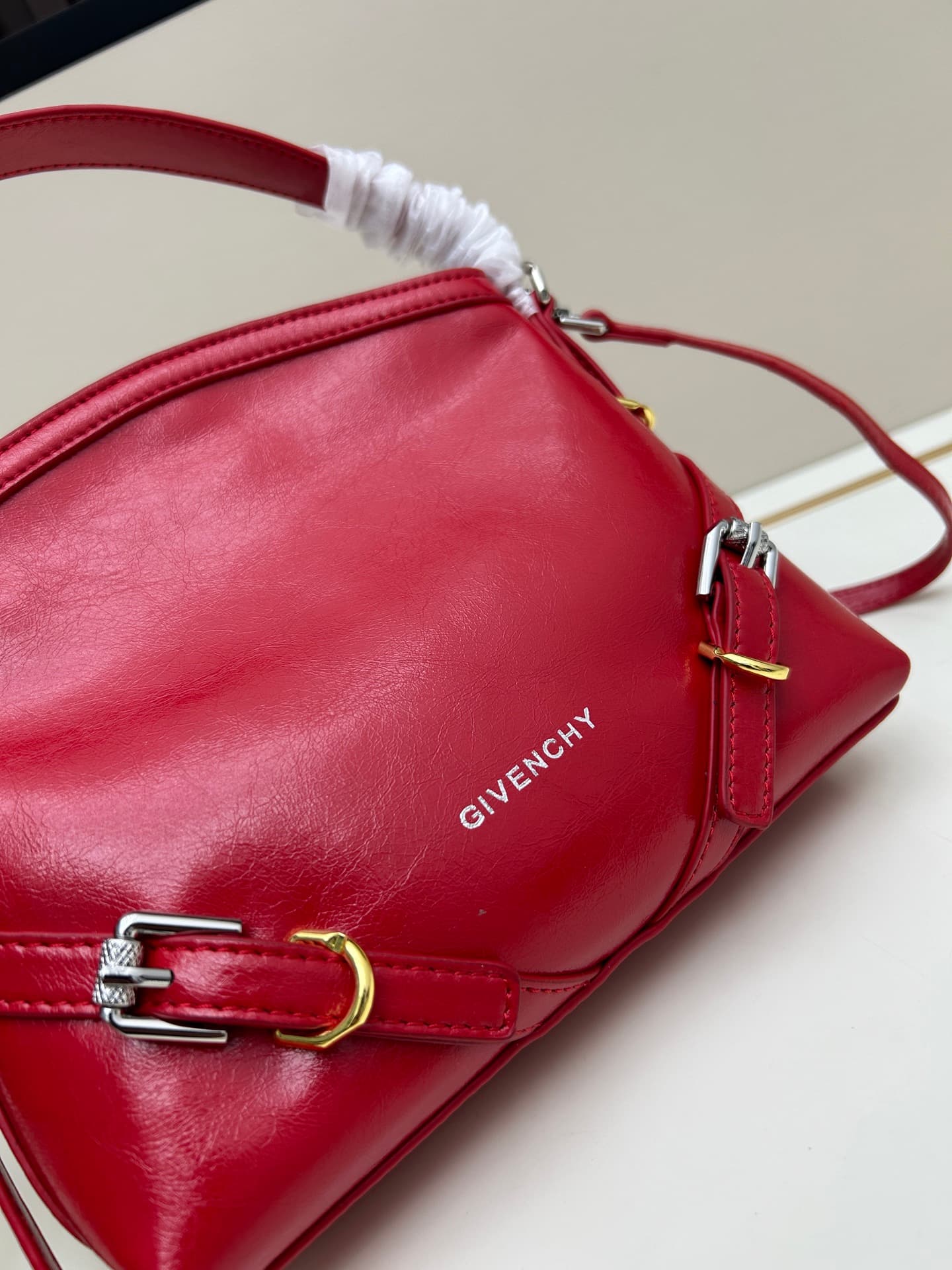 C3254 New model. Givenchy/Voyou nano – newly released for the summer. Small and cute design, detachable shoulder strap, metal clasp, leather single shoulder crossbody bag, phone bag. Mini size. Top-grade leather, dimensions: 19*16, 5*4 cm. Model number: V — image 4