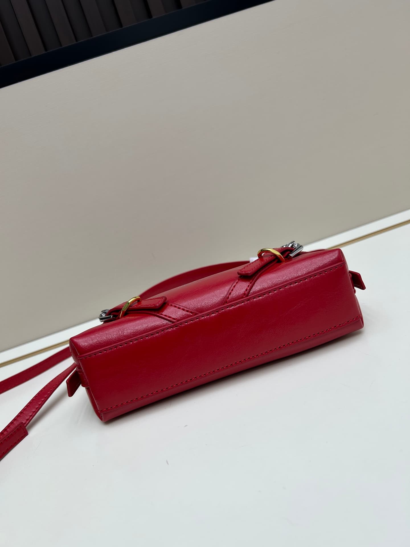 C3254 New model. Givenchy/Voyou nano – newly released for the summer. Small and cute design, detachable shoulder strap, metal clasp, leather single shoulder crossbody bag, phone bag. Mini size. Top-grade leather, dimensions: 19*16, 5*4 cm. Model number: V — image 6