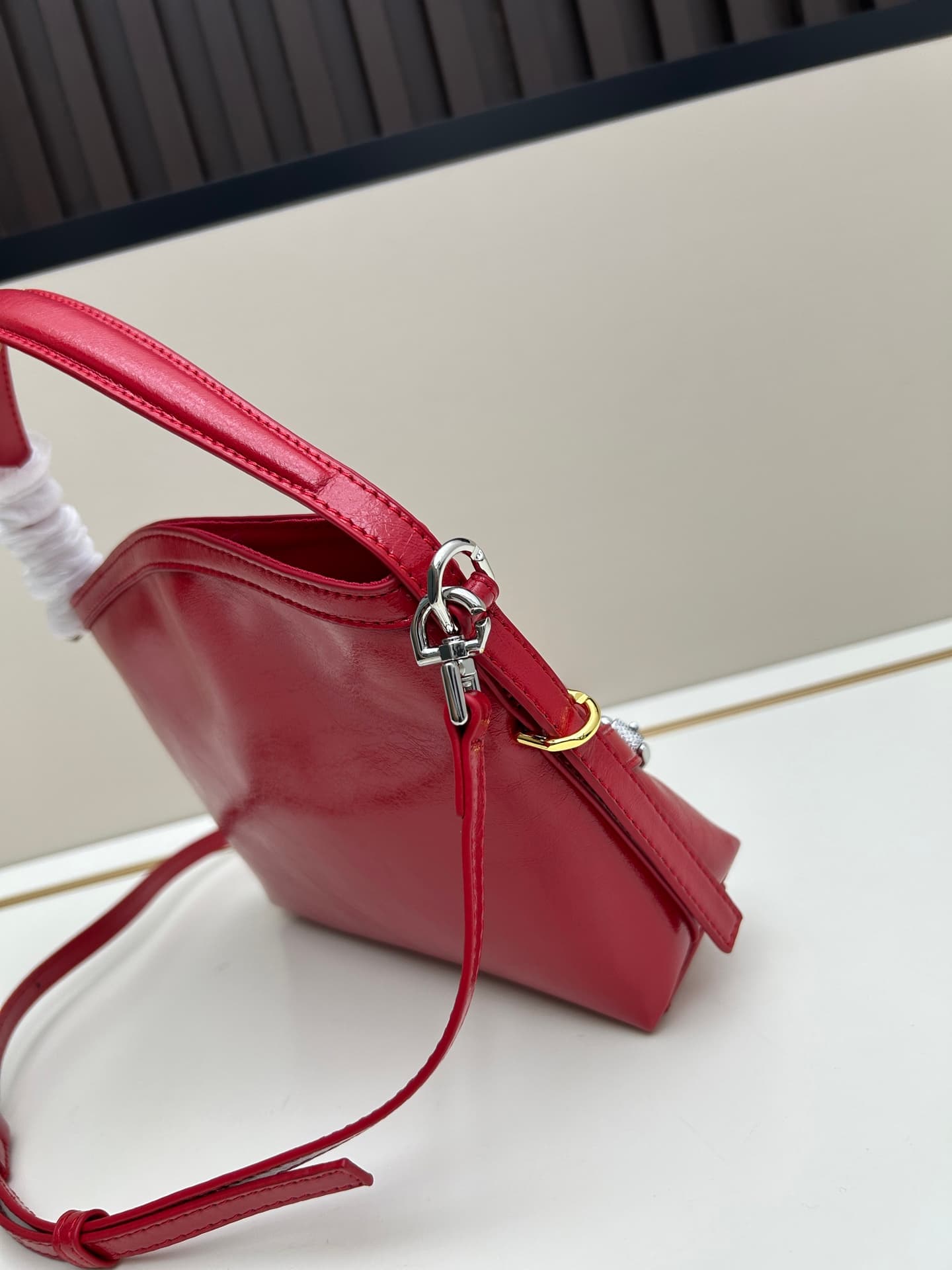 C3254 New model. Givenchy/Voyou nano – newly released for the summer. Small and cute design, detachable shoulder strap, metal clasp, leather single shoulder crossbody bag, phone bag. Mini size. Top-grade leather, dimensions: 19*16, 5*4 cm. Model number: V — image 2
