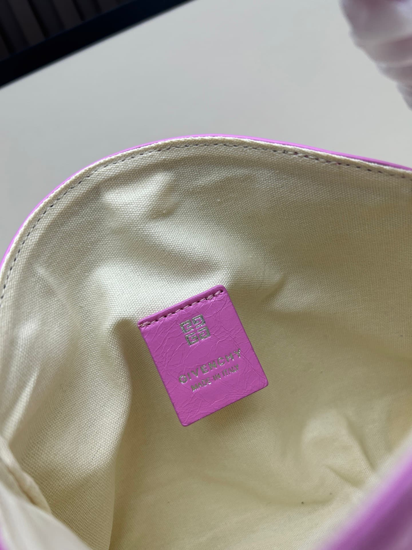 C3251 New model. Givenchy/Voyou nano – new summer collection. Small and cute design; detachable shoulder strap, metal clasp, leather single shoulder crossbody bag, phone bag. Mini size. Top-grade leather, dimensions: 19*16, 5*4 cm. Model number: V0999 — image 8