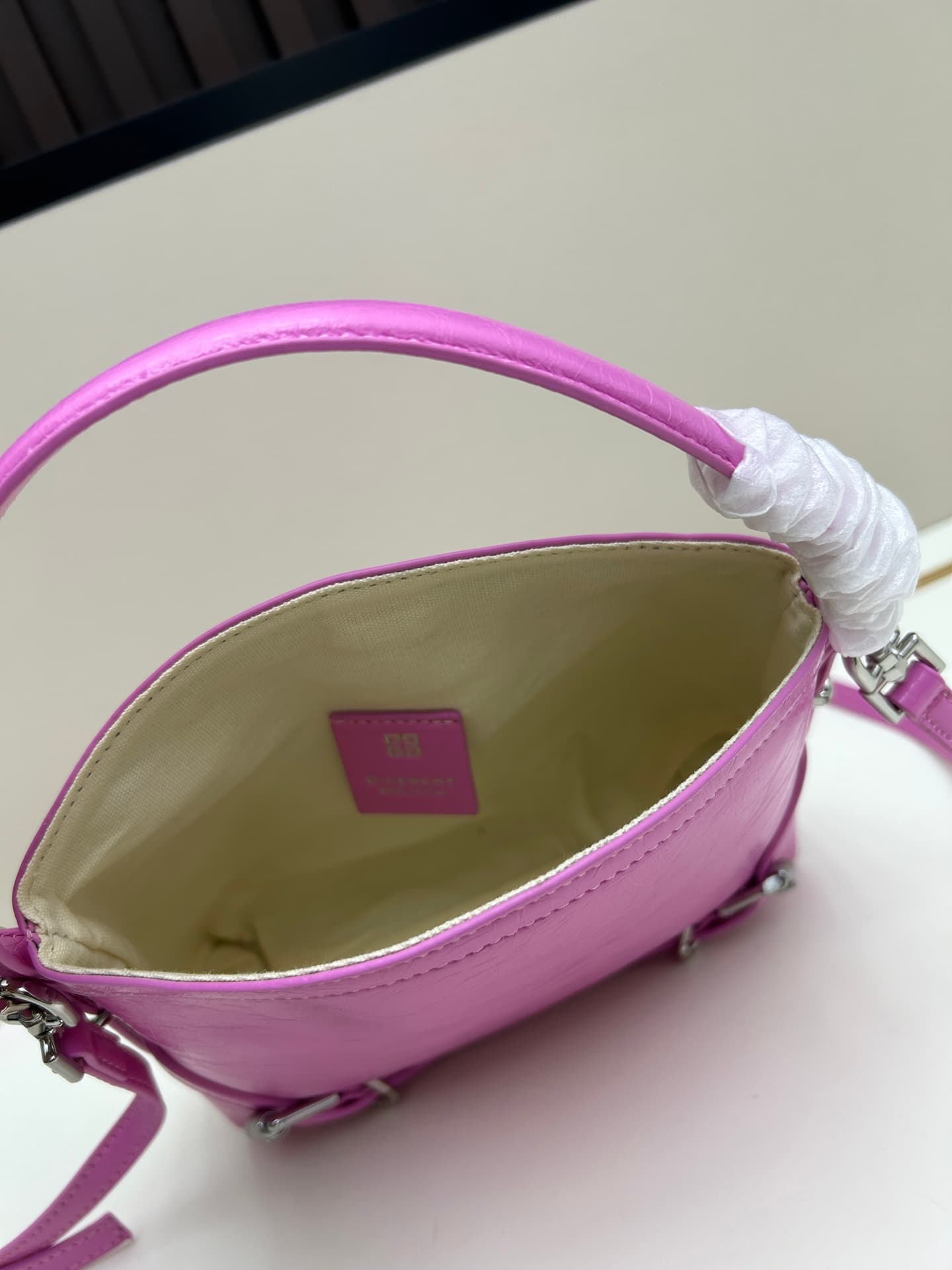 C3251 New model. Givenchy/Voyou nano – new summer collection. Small and cute design; detachable shoulder strap, metal clasp, leather single shoulder crossbody bag, phone bag. Mini size. Top-grade leather, dimensions: 19*16, 5*4 cm. Model number: V0999 — image 7