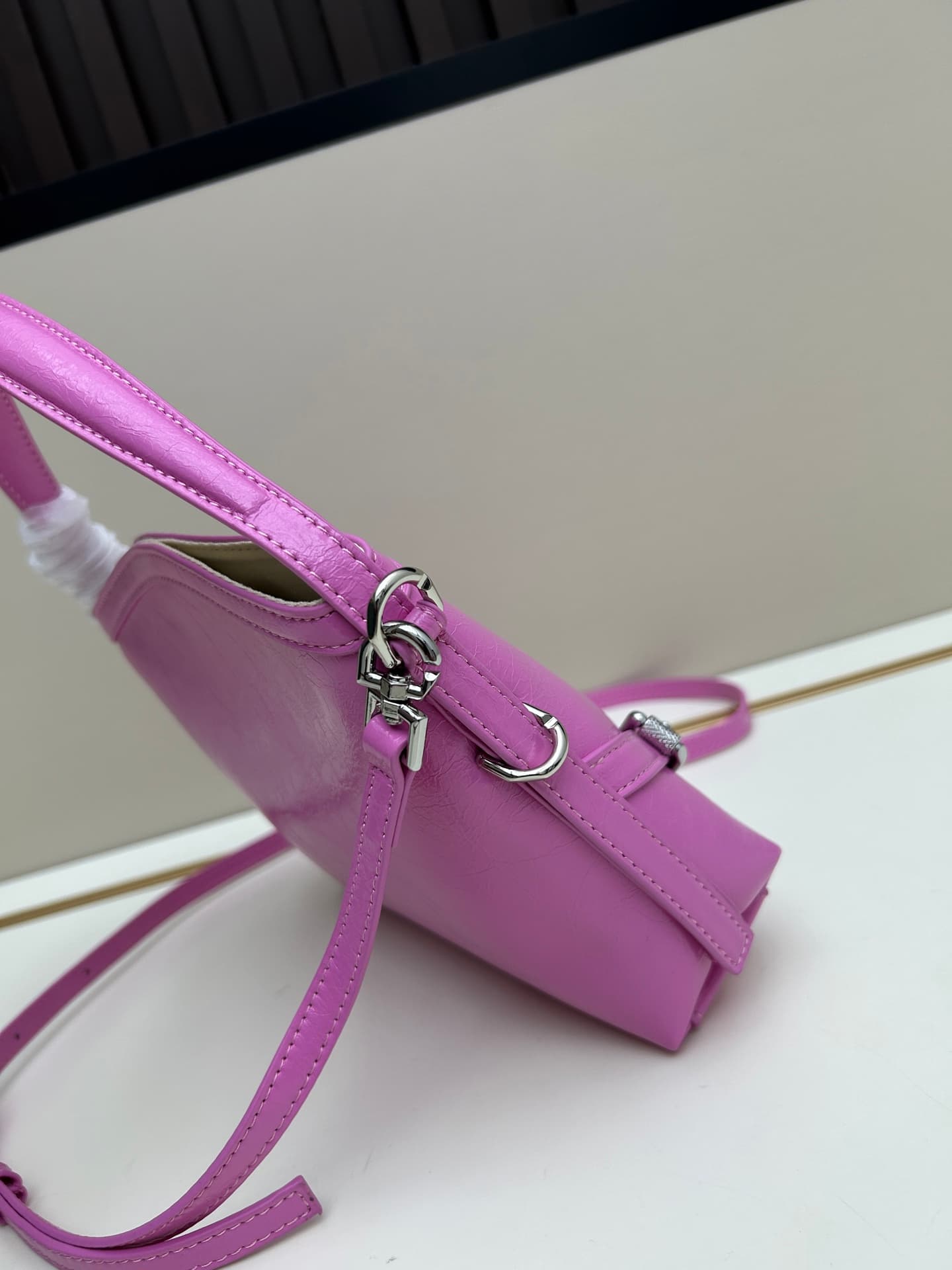 C3251 New model. Givenchy/Voyou nano – new summer collection. Small and cute design; detachable shoulder strap, metal clasp, leather single shoulder crossbody bag, phone bag. Mini size. Top-grade leather, dimensions: 19*16, 5*4 cm. Model number: V0999 — image 2