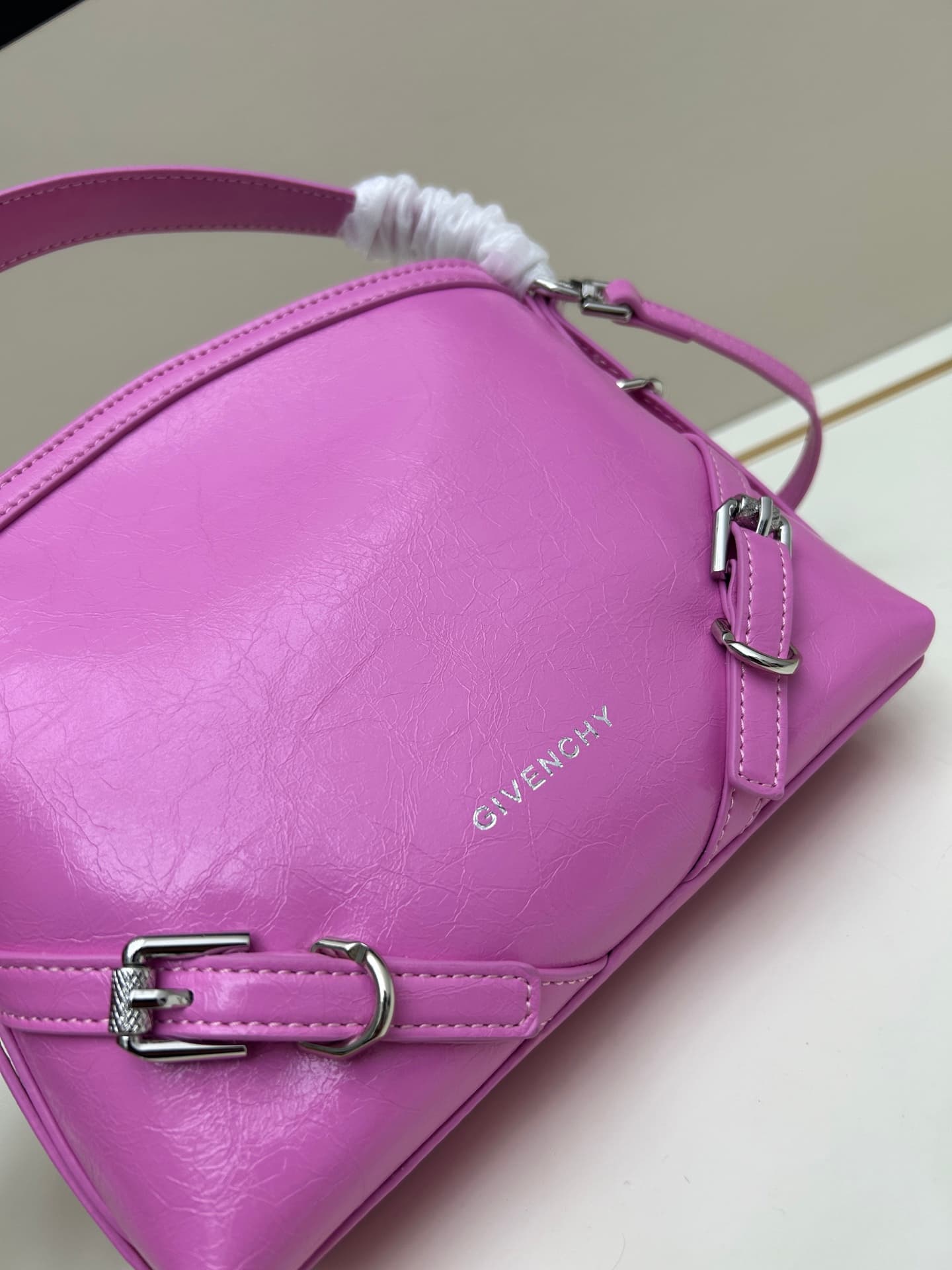C3251 New model. Givenchy/Voyou nano – new summer collection. Small and cute design; detachable shoulder strap, metal clasp, leather single shoulder crossbody bag, phone bag. Mini size. Top-grade leather, dimensions: 19*16, 5*4 cm. Model number: V0999 — image 4