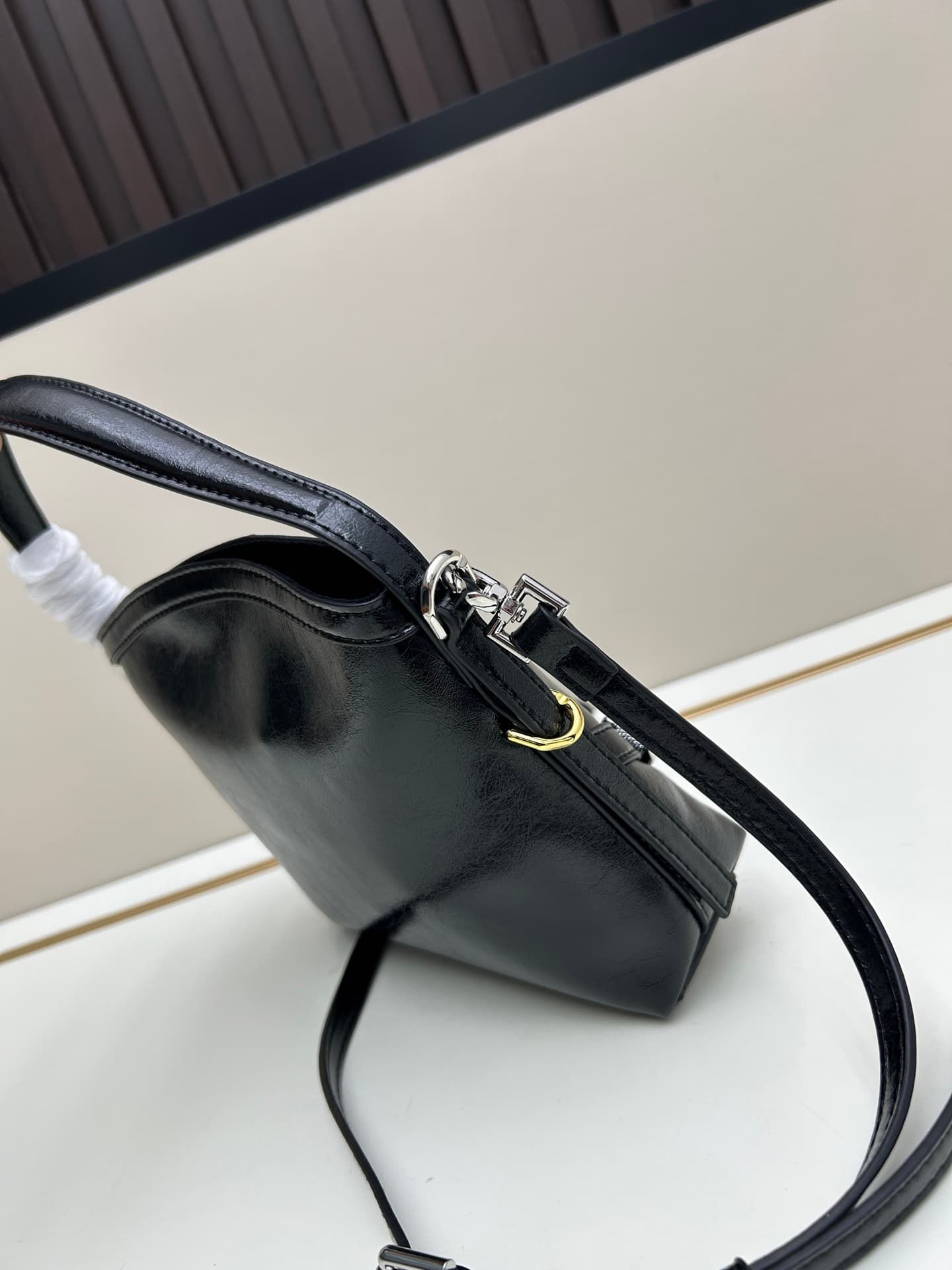 C3253 New model. Givenchy/Voyou nano – newly released for the summer. Small and cute design; detachable shoulder strap, metal clasp, leather shoulder bag with slinging function, phone bag. Mini size. Top-grade leather, dimensions: 19*16, 5*4 cm. Model num — image 2