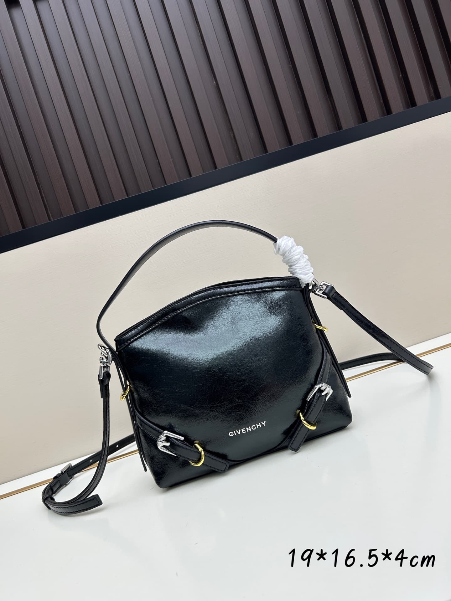 C3253 New model. Givenchy/Voyou nano – newly released for the summer. Small and cute design; detachable shoulder strap, metal clasp, leather shoulder bag with slinging function, phone bag. Mini size. Top-grade leather, dimensions: 19*16, 5*4 cm. Model num — image 1