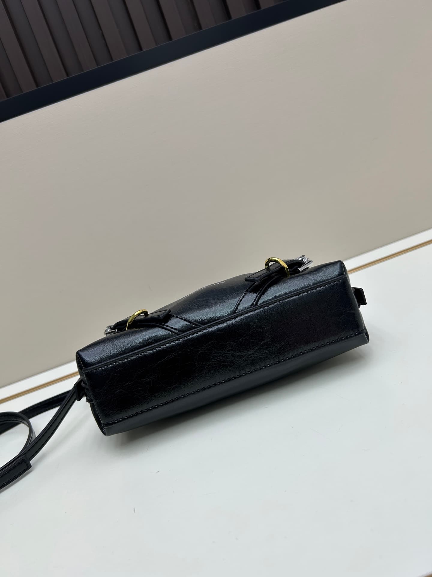 C3253 New model. Givenchy/Voyou nano – newly released for the summer. Small and cute design; detachable shoulder strap, metal clasp, leather shoulder bag with slinging function, phone bag. Mini size. Top-grade leather, dimensions: 19*16, 5*4 cm. Model num — image 5