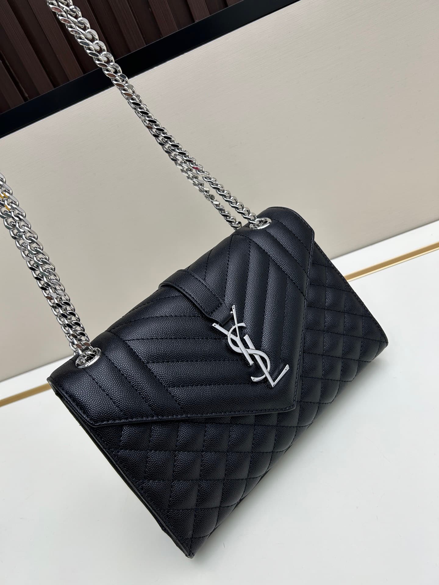 C8701 👏👏YSL Saint Laurent = a fantastic product that’s been a huge hit again🔥 Recently, this kind of intricate style has become extremely popular. Of course, a designer with decades of experience wouldn’t miss out on it. The black hardware adds an extra t — image 4