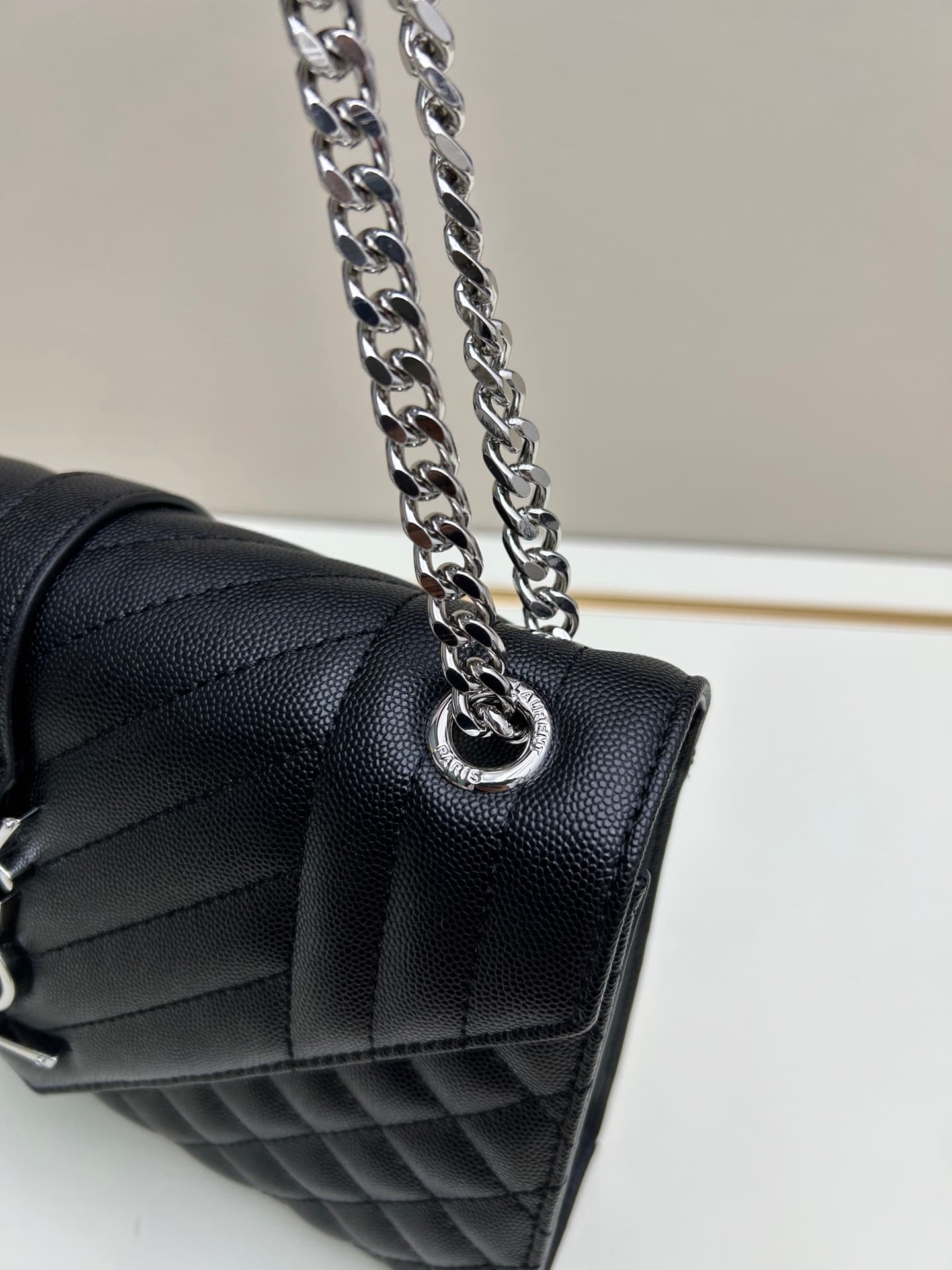C8701 👏👏YSL Saint Laurent = a fantastic product that’s been a huge hit again🔥 Recently, this kind of intricate style has become extremely popular. Of course, a designer with decades of experience wouldn’t miss out on it. The black hardware adds an extra t — image 5