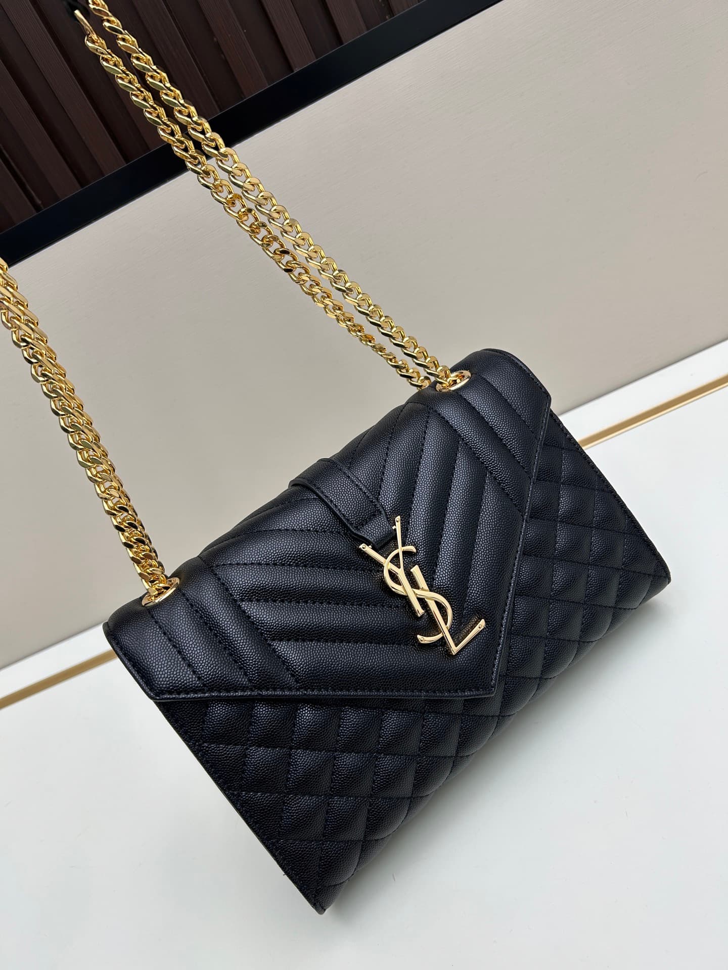 C8700 👏👏YSL Saint Laurent = a fantastic product again🔥 A popular item has been released[怄火] These intricate styles are extremely popular these days. Of course, a designer with decades of experience wouldn’t miss out on this design. The black hardware elem — image 4