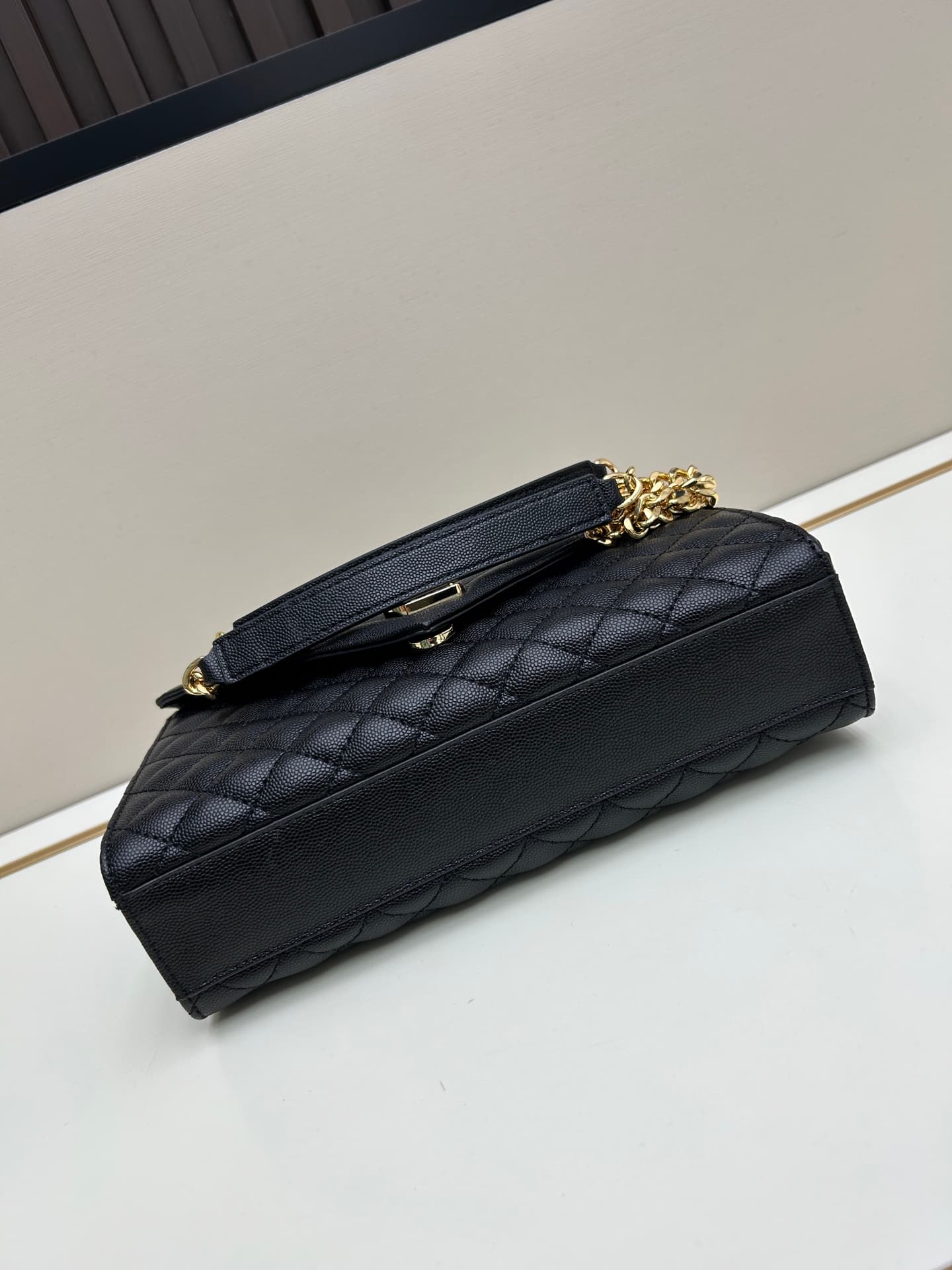 C8700 👏👏YSL Saint Laurent = a fantastic product again🔥 A popular item has been released[怄火] These intricate styles are extremely popular these days. Of course, a designer with decades of experience wouldn’t miss out on this design. The black hardware elem — image 6