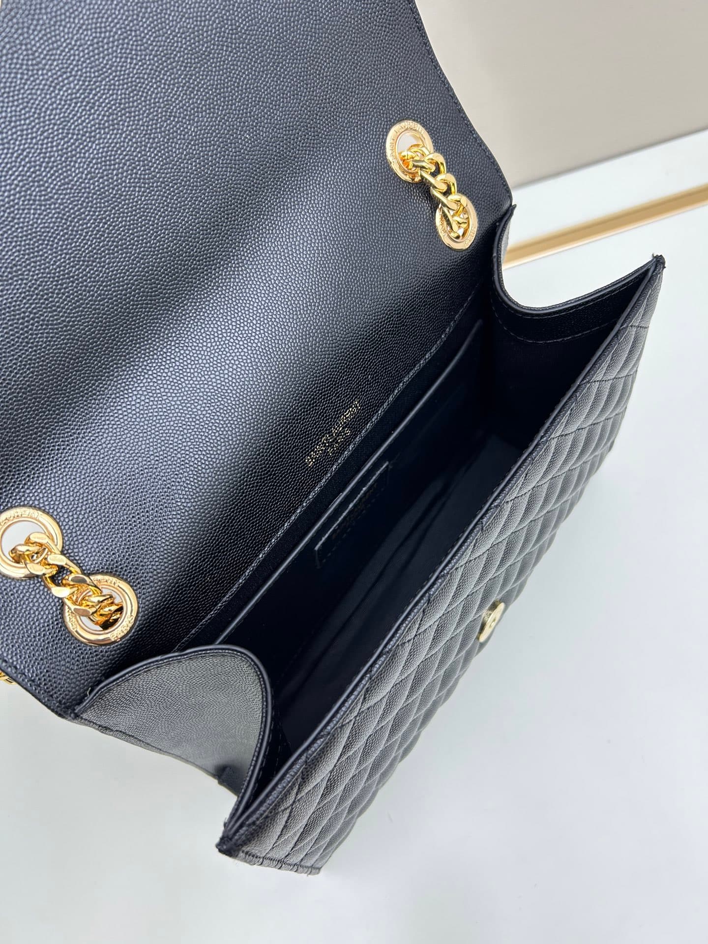 C8700 👏👏YSL Saint Laurent = a fantastic product again🔥 A popular item has been released[怄火] These intricate styles are extremely popular these days. Of course, a designer with decades of experience wouldn’t miss out on this design. The black hardware elem — image 7