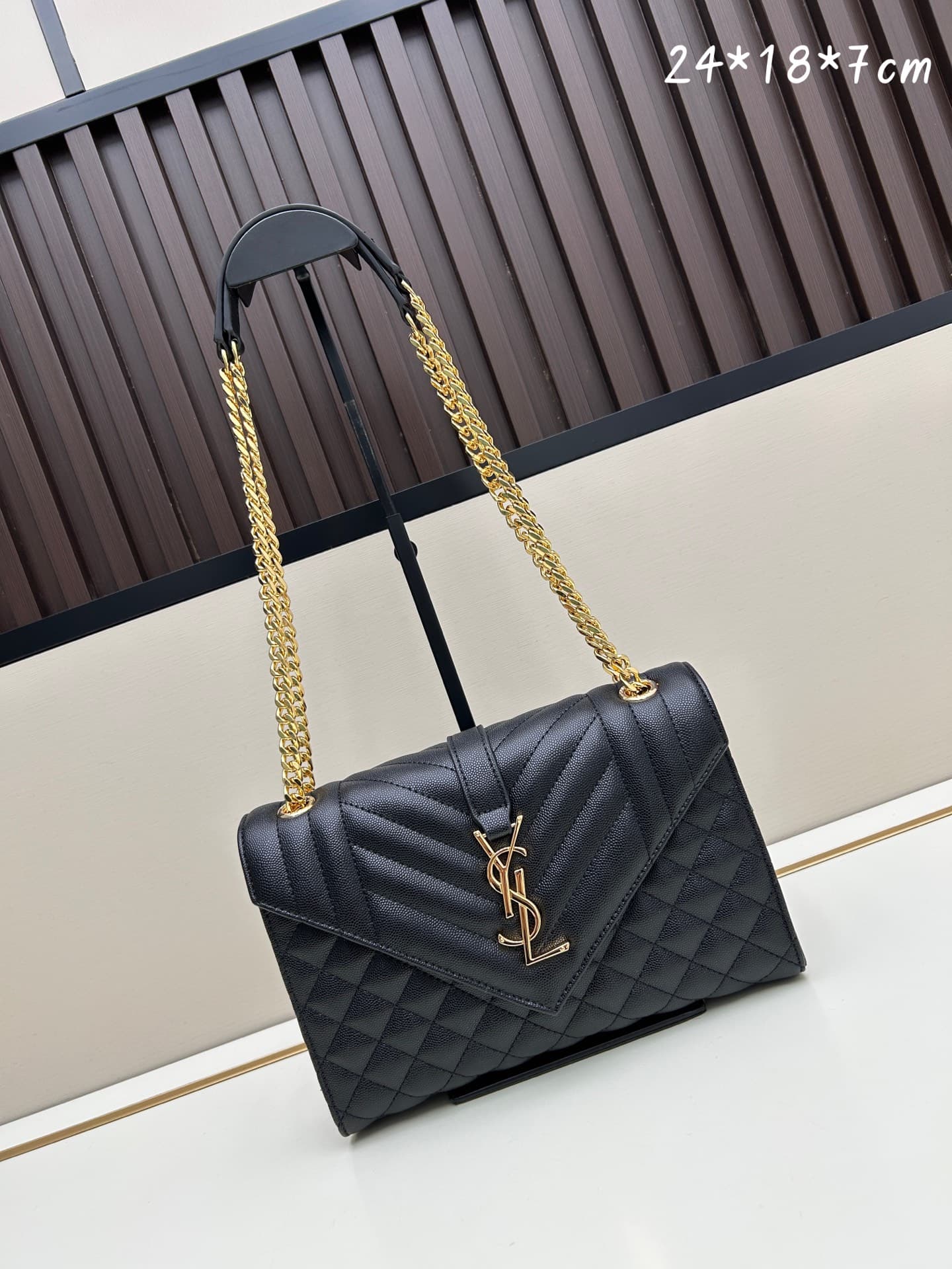 C8700 👏👏YSL Saint Laurent = a fantastic product again🔥 A popular item has been released[怄火] These intricate styles are extremely popular these days. Of course, a designer with decades of experience wouldn’t miss out on this design. The black hardware elem — image 1