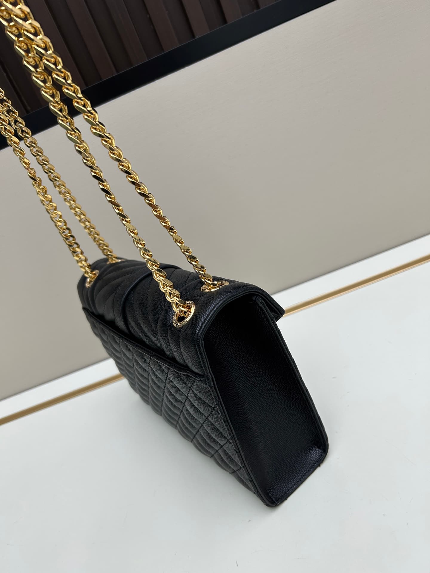 C8700 👏👏YSL Saint Laurent = a fantastic product again🔥 A popular item has been released[怄火] These intricate styles are extremely popular these days. Of course, a designer with decades of experience wouldn’t miss out on this design. The black hardware elem — image 3