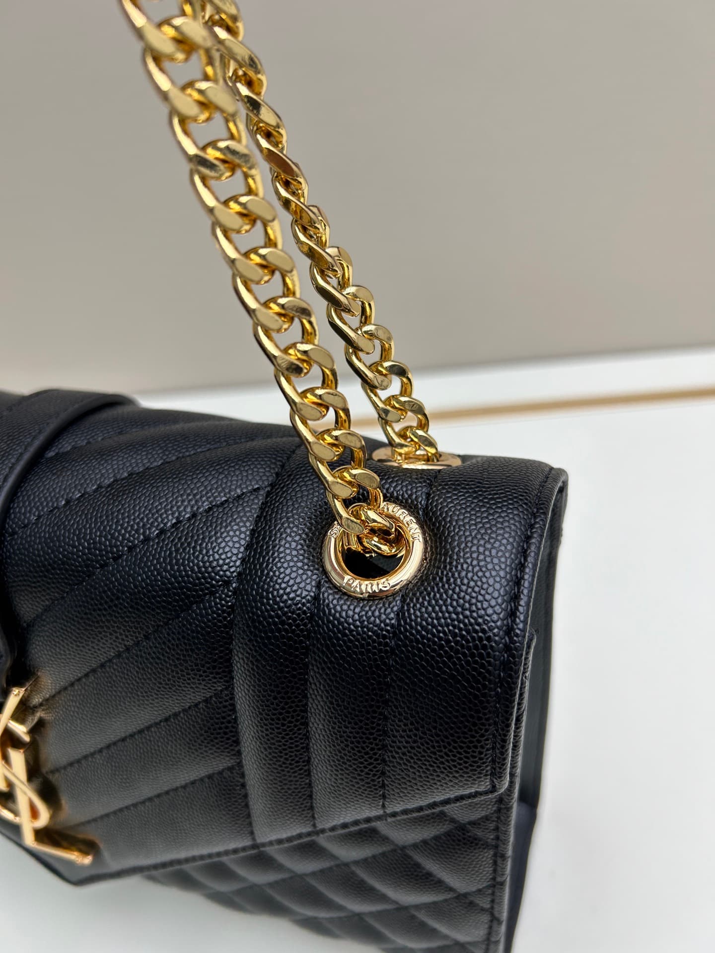 C8700 👏👏YSL Saint Laurent = a fantastic product again🔥 A popular item has been released[怄火] These intricate styles are extremely popular these days. Of course, a designer with decades of experience wouldn’t miss out on this design. The black hardware elem — image 5