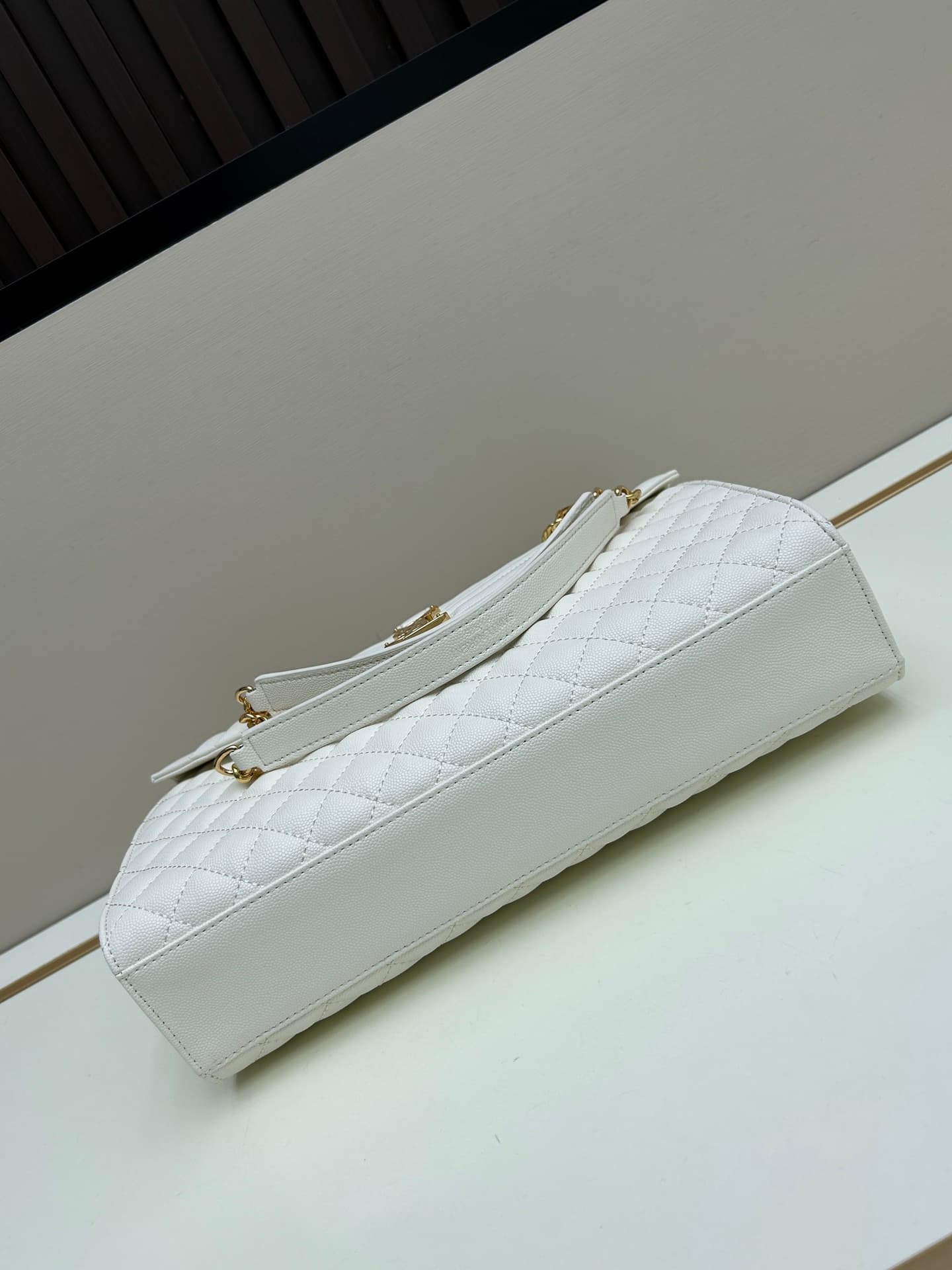 C8697 👏👏YSL Saint Laurent = a really popular product again🔥 It’s absolutely trendy right now. A designer with decades of experience would never miss out on such a stylish design. It’s like a mysterious warrior who protects its owner, loyal and cool. The l — image 6