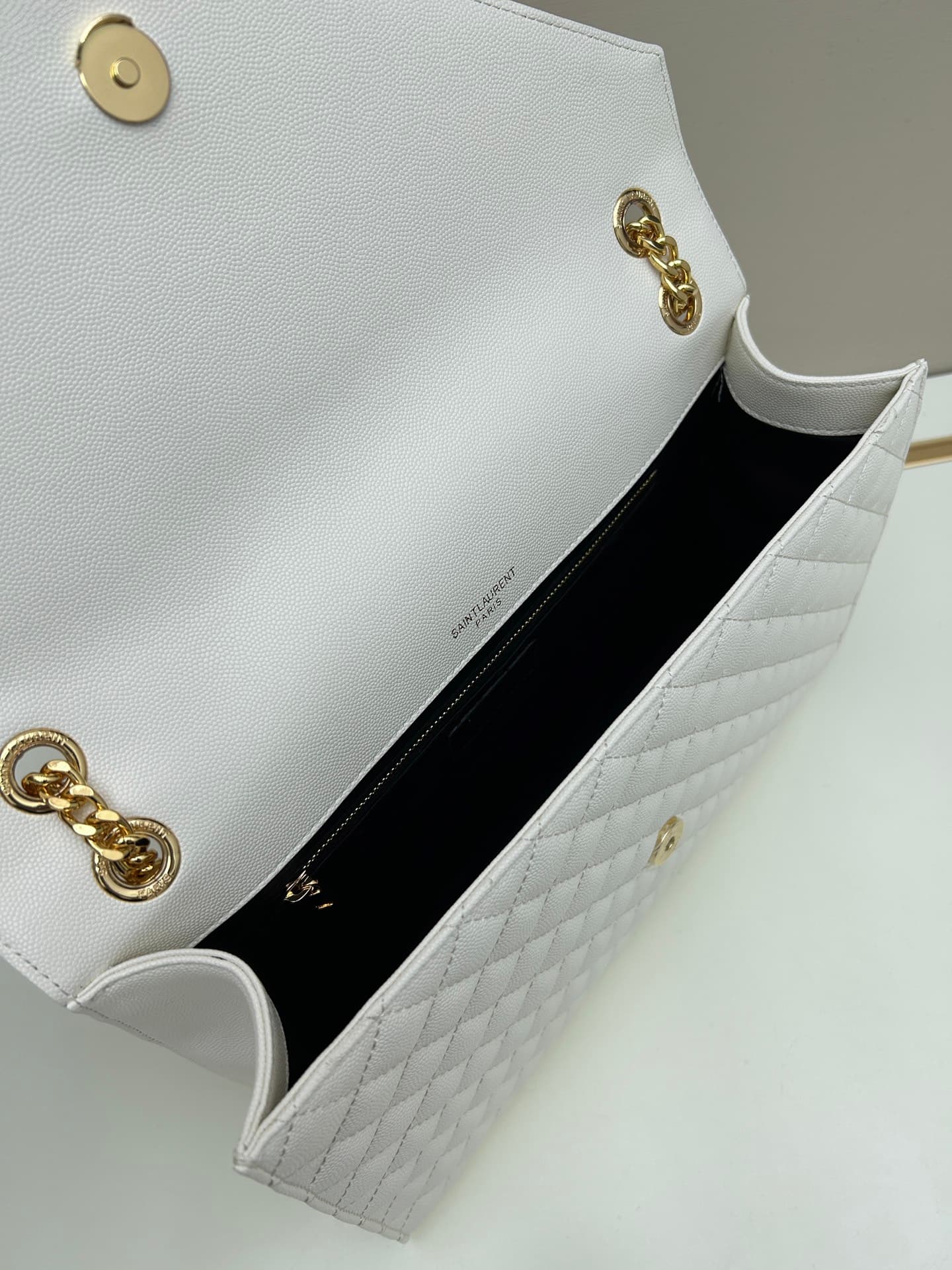 C8697 👏👏YSL Saint Laurent = a really popular product again🔥 It’s absolutely trendy right now. A designer with decades of experience would never miss out on such a stylish design. It’s like a mysterious warrior who protects its owner, loyal and cool. The l — image 7