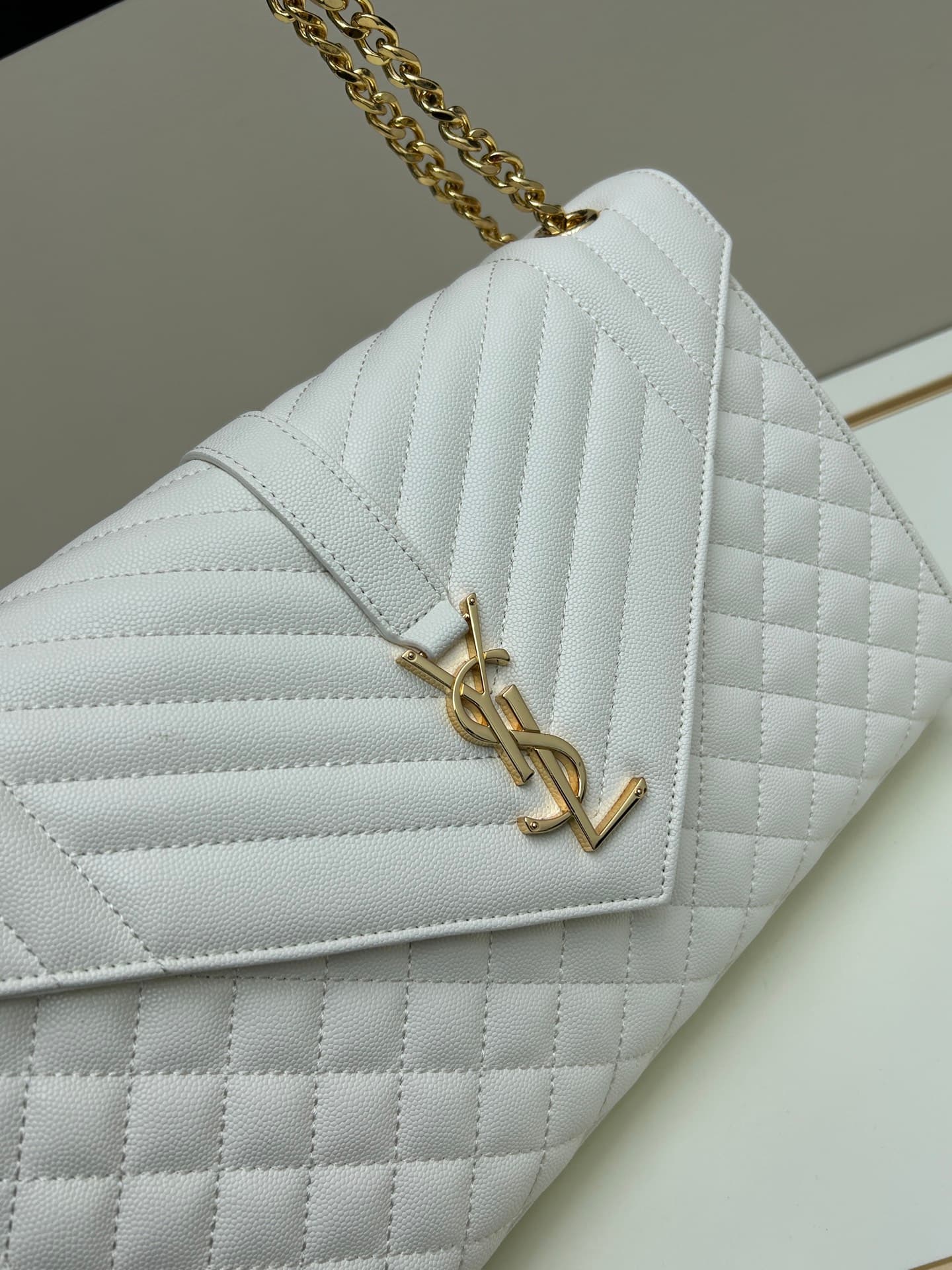 C8697 👏👏YSL Saint Laurent = a really popular product again🔥 It’s absolutely trendy right now. A designer with decades of experience would never miss out on such a stylish design. It’s like a mysterious warrior who protects its owner, loyal and cool. The l — image 4