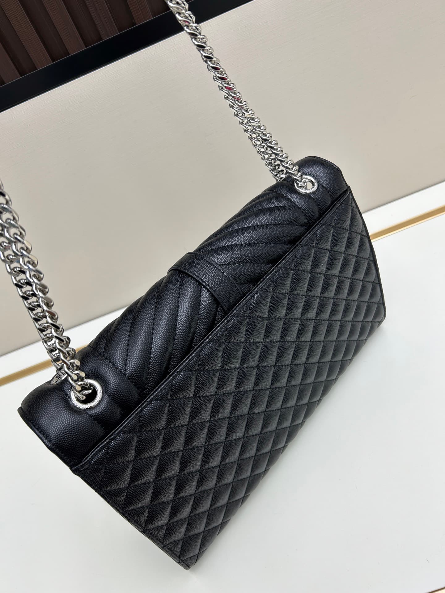 C8695 👏👏YSL Saint Laurent = a truly amazing design again🔥 A popular product has been released[怄火] These intricate styles are extremely popular these days. Of course, a designer with decades of experience wouldn’t miss out on this design. It’s like a myste — image 3