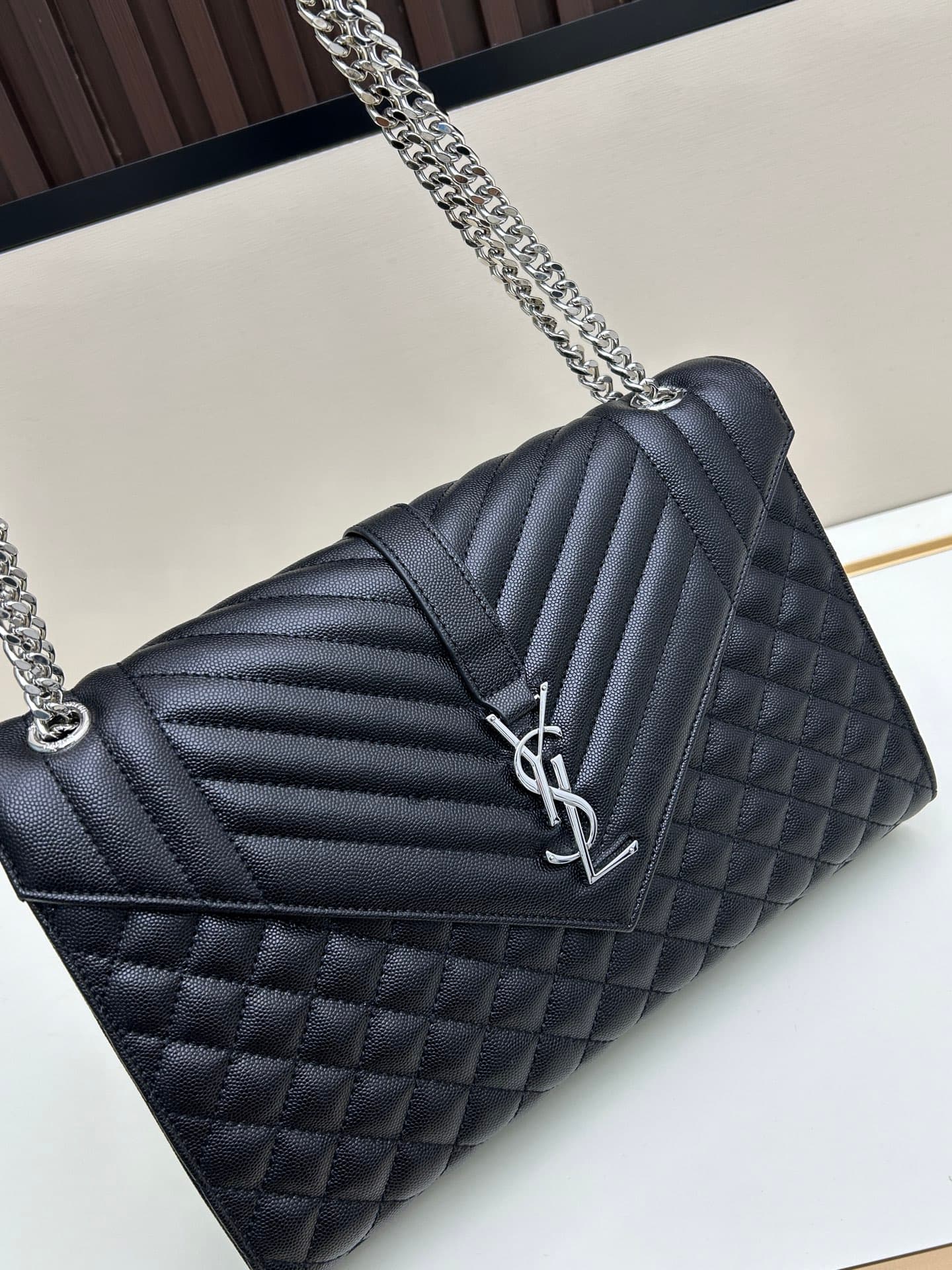 C8695 👏👏YSL Saint Laurent = a truly amazing design again🔥 A popular product has been released[怄火] These intricate styles are extremely popular these days. Of course, a designer with decades of experience wouldn’t miss out on this design. It’s like a myste — image 5