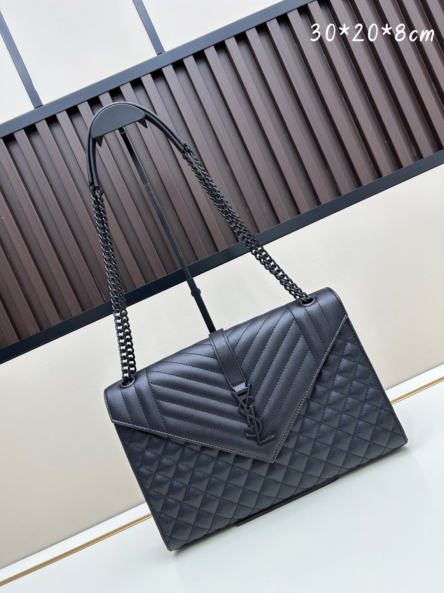 C8693 👏👏YSL Saint Laurent = a fantastic new product that’s a hit[怄火] These intricate styles are extremely popular right now. Of course, a designer with decades of experience wouldn’t miss out on this design. It’s like a mysterious warrior guarding its own — image 1