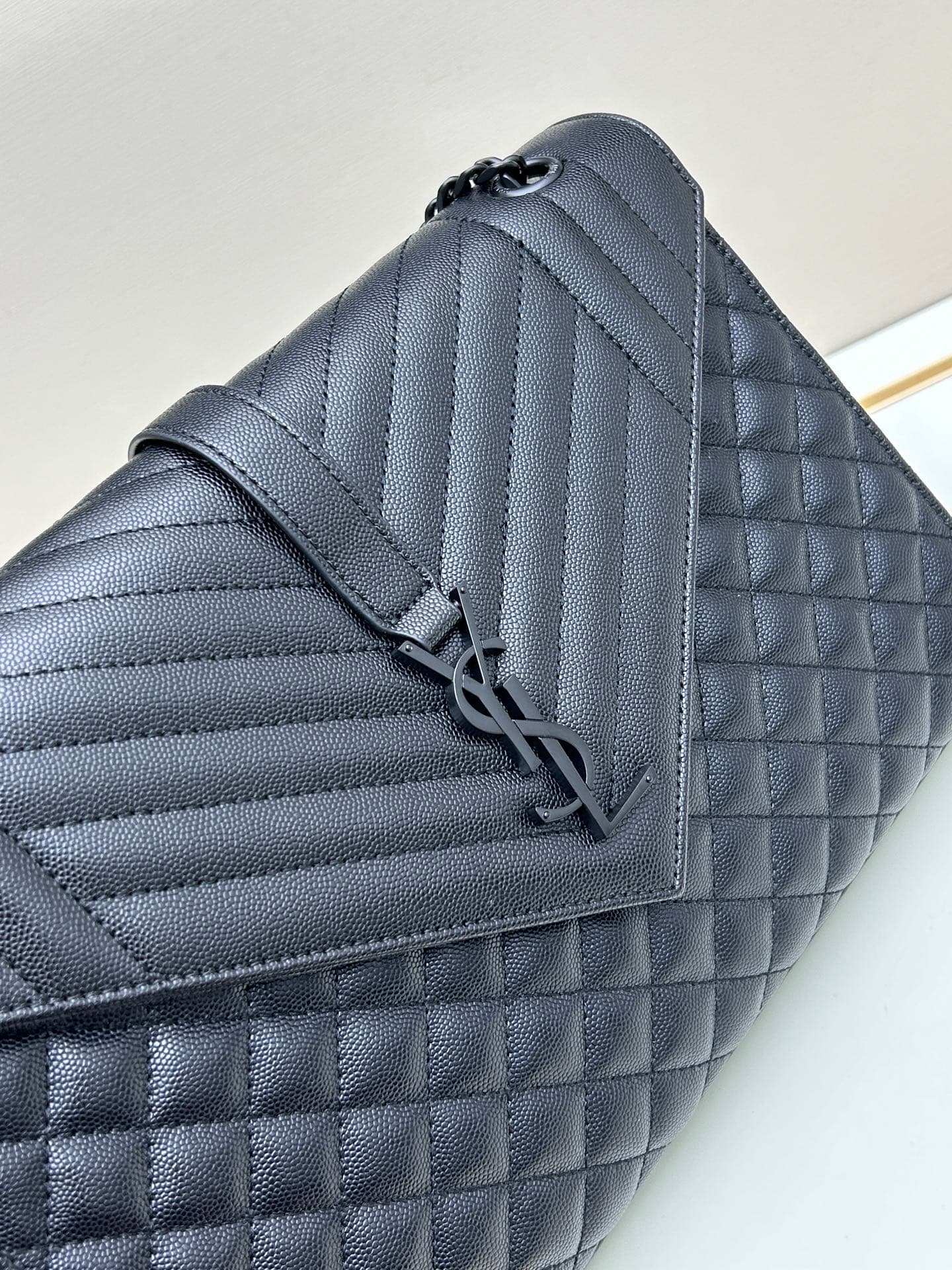 C8693 👏👏YSL Saint Laurent = a fantastic new product that’s a hit[怄火] These intricate styles are extremely popular right now. Of course, a designer with decades of experience wouldn’t miss out on this design. It’s like a mysterious warrior guarding its own — image 4