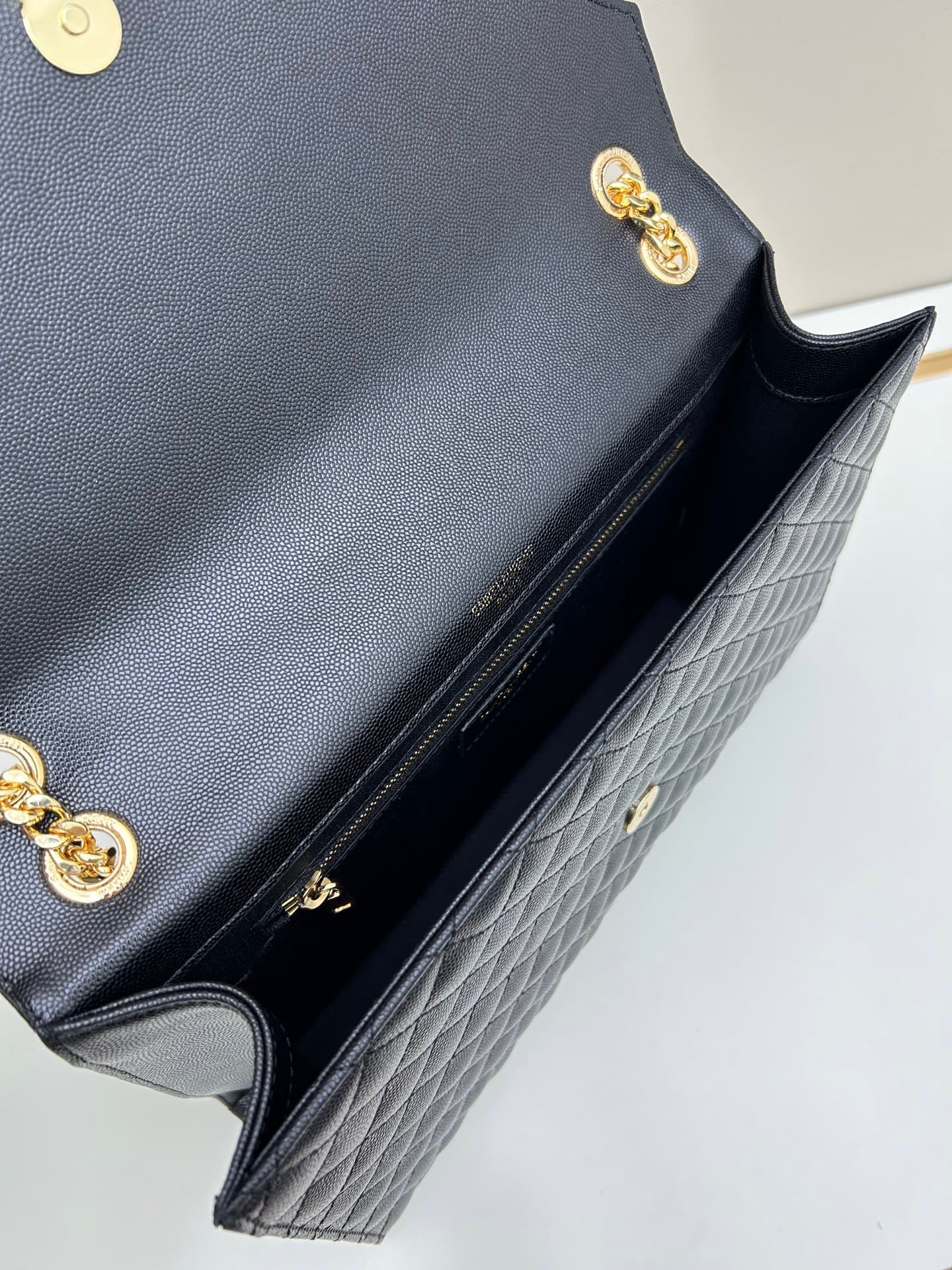 C8692 👏👏YSL Saint Laurent = a fantastic new product that’s a hit🔥! These intricate styles are extremely popular right now. Of course, a designer of such prestige wouldn’t miss out on this design. It’s like a mysterious warrior who protects its owner, bein — image 7