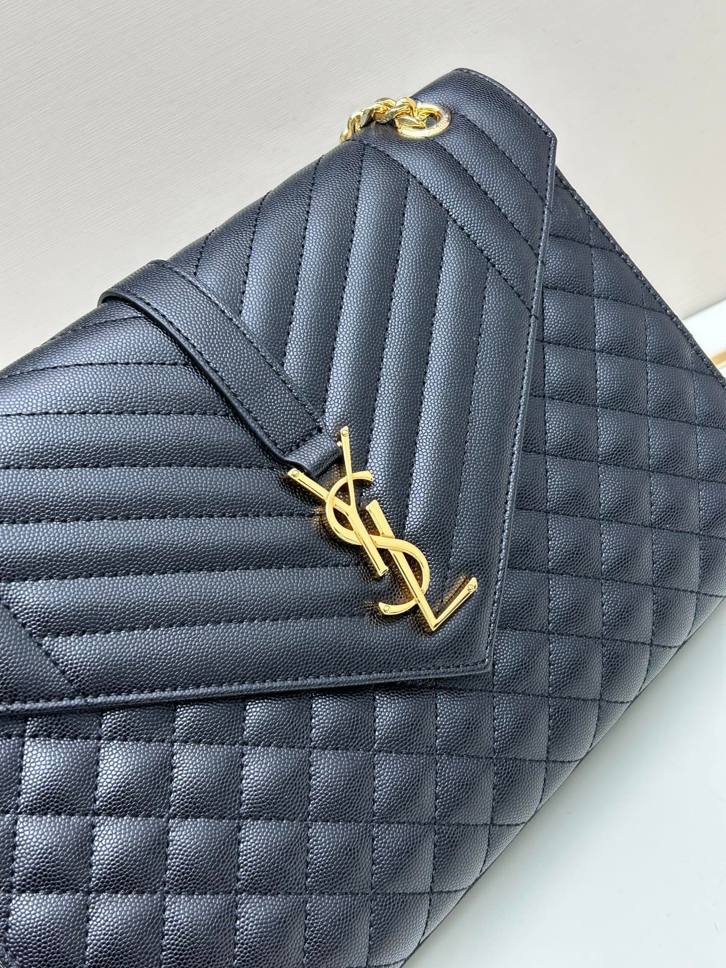 C8692 👏👏YSL Saint Laurent = a fantastic new product that’s a hit🔥! These intricate styles are extremely popular right now. Of course, a designer of such prestige wouldn’t miss out on this design. It’s like a mysterious warrior who protects its owner, bein — image 4