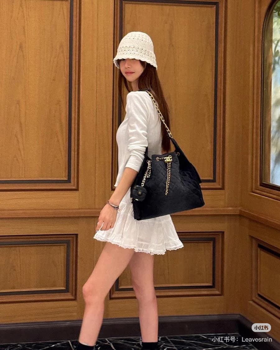 C835 New model 💰 Imported Chanel handbag 25|||The new “Chanel 25bag” is another “It Bag” after Chanel 22bag! Its design is classic and practical, incorporating the three iconic elements of the brand: chevron-stitched fabric, leather straps, and double C b — image 3