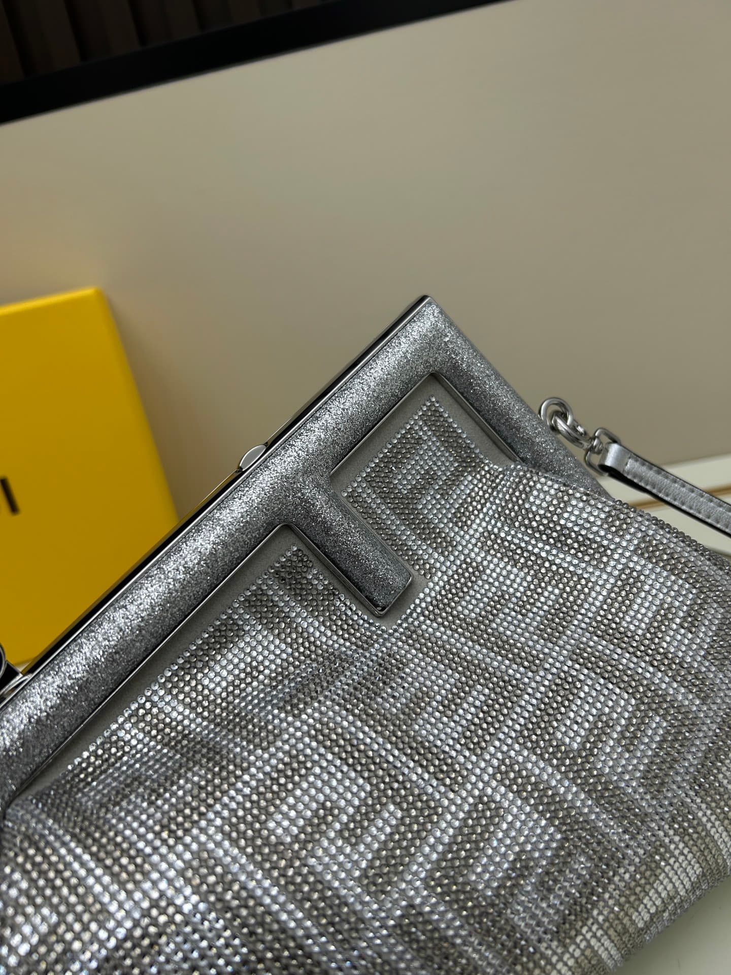 C2971 Packing Box Fendi Water Drop Single Shoulder Bag — image 4