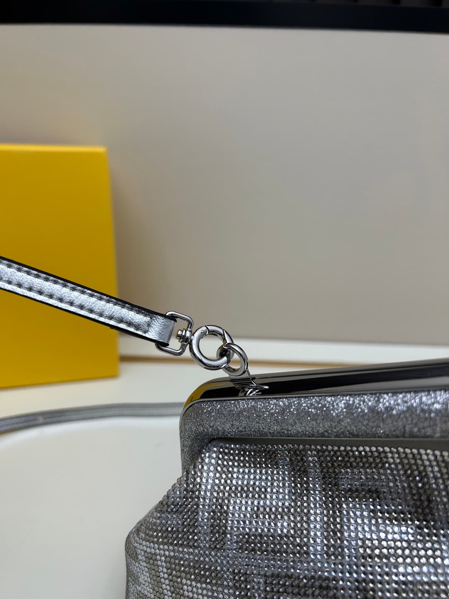 C2971 Packing Box Fendi Water Drop Single Shoulder Bag — image 6