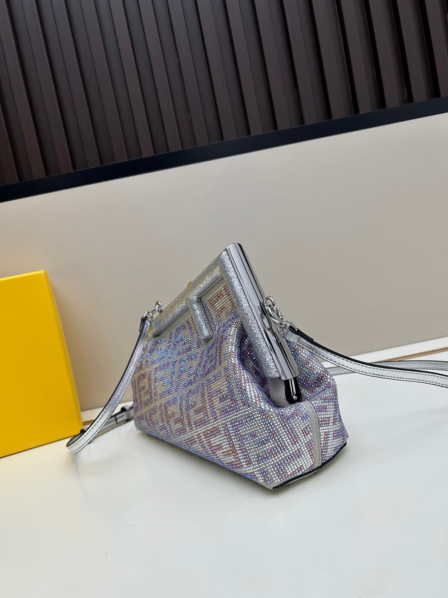 C2970 Packing Box Fendi Water Drop Single Shoulder Bag — image 2