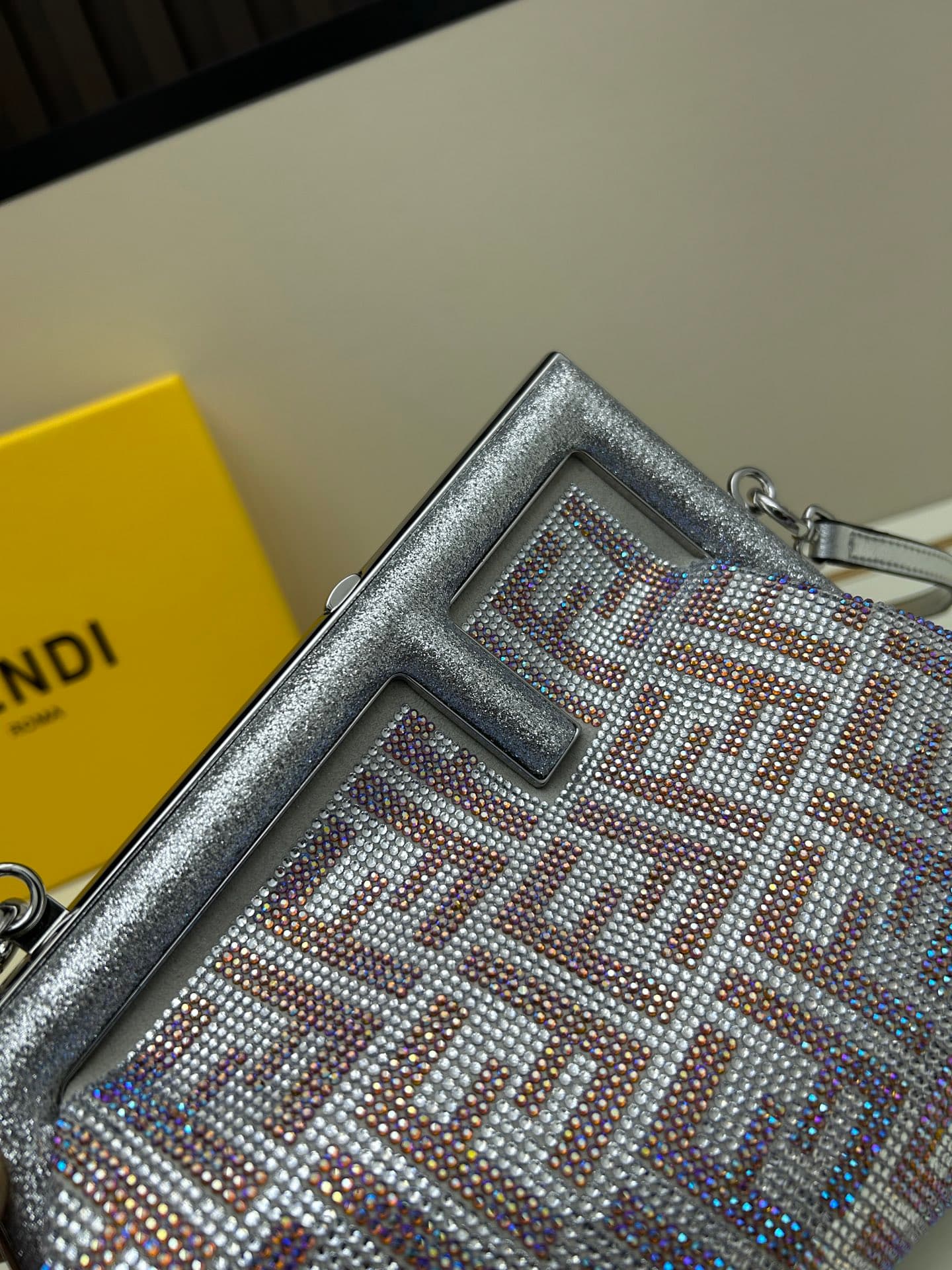 C2970 Packing Box Fendi Water Drop Single Shoulder Bag — image 4