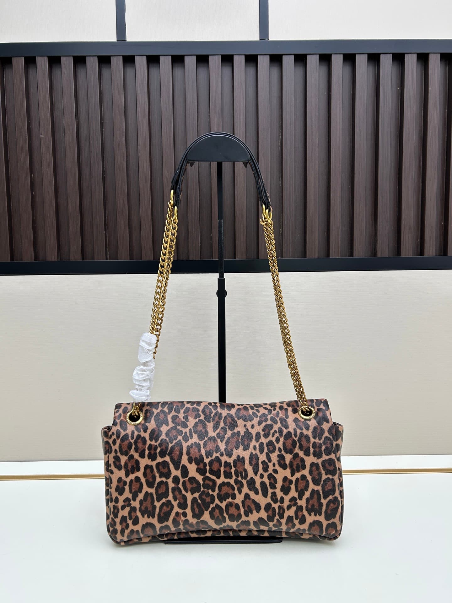 C8737 New style bag box 💰✔️ YSL Saint Laurent leopard pattern |||| I bought this YSL leopard-pattern chain bag. When I wore it on my back, the attention from others was overwhelming!! — image 2