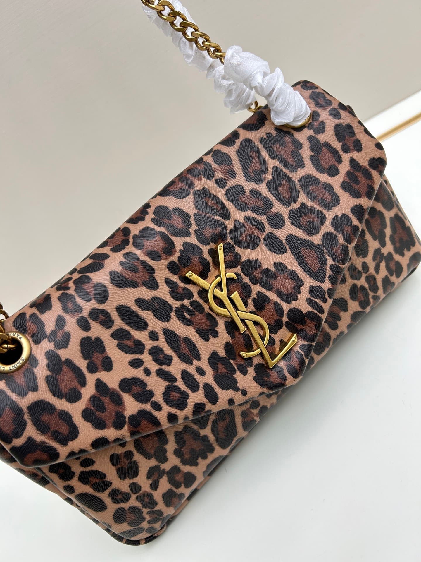 C8737 New style bag box 💰✔️ YSL Saint Laurent leopard pattern |||| I bought this YSL leopard-pattern chain bag. When I wore it on my back, the attention from others was overwhelming!! — image 4