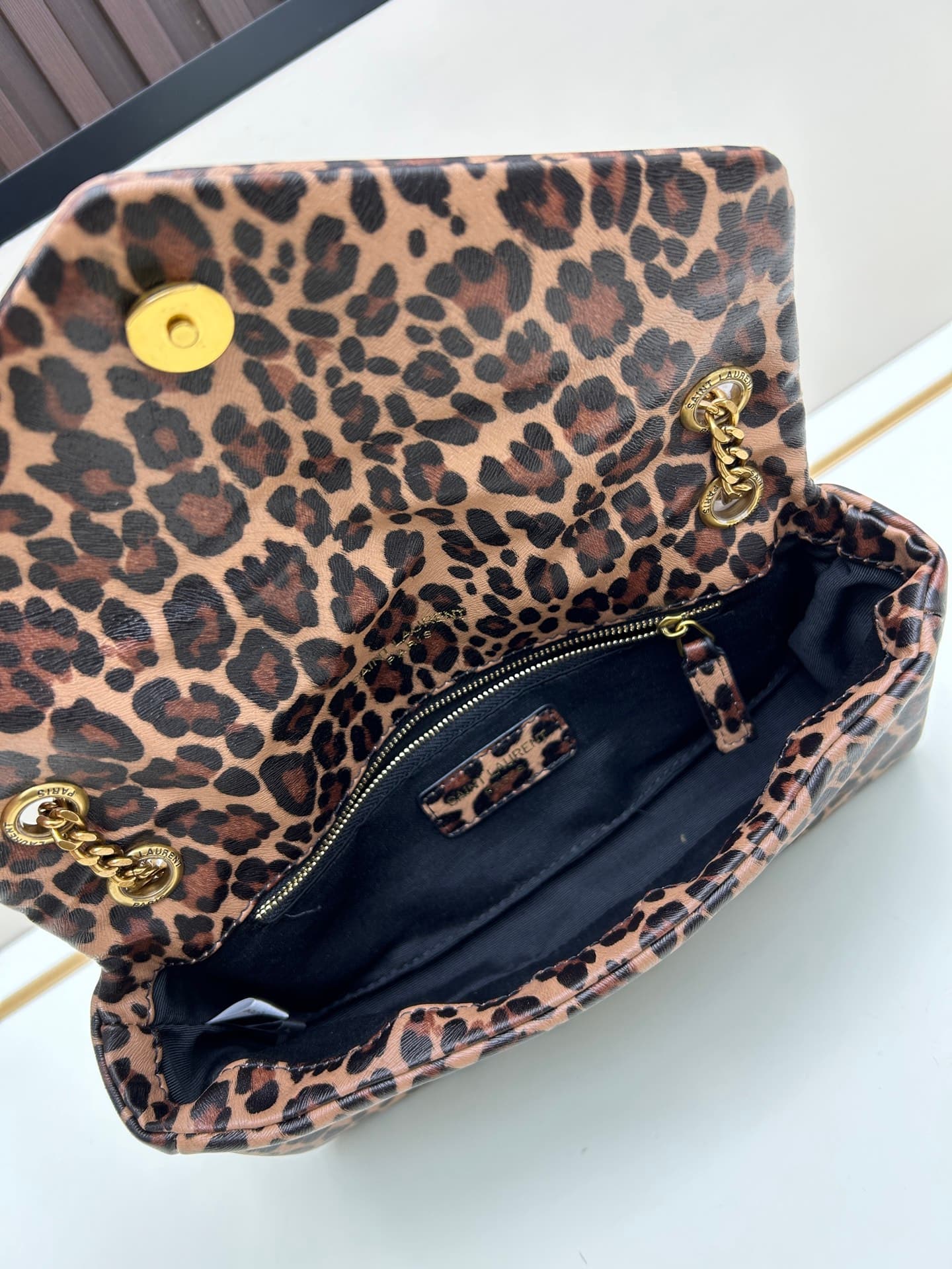 C8737 New style bag box 💰✔️ YSL Saint Laurent leopard pattern |||| I bought this YSL leopard-pattern chain bag. When I wore it on my back, the attention from others was overwhelming!! — image 7
