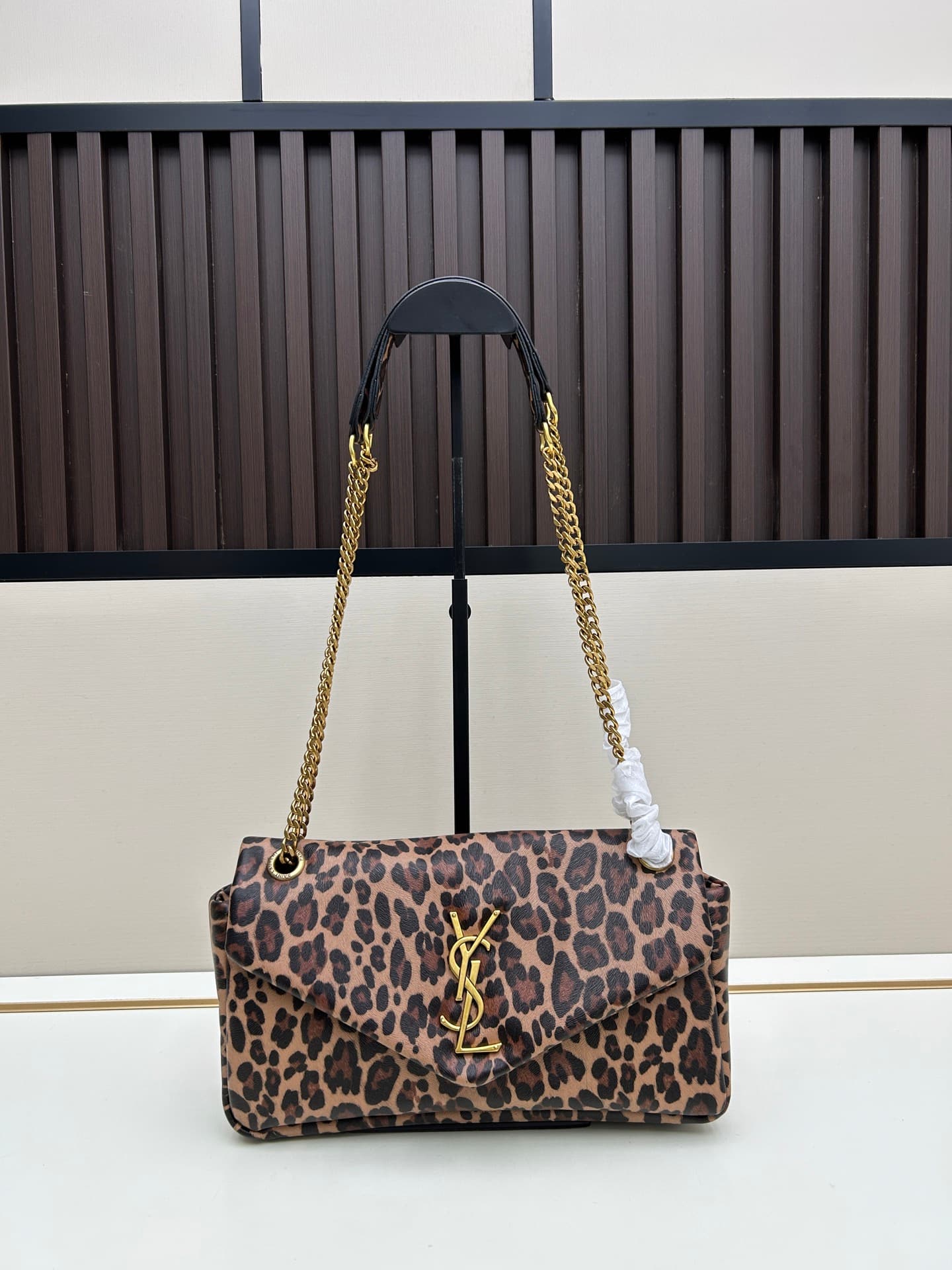 C8737 New style bag box 💰✔️ YSL Saint Laurent leopard pattern |||| I bought this YSL leopard-pattern chain bag. When I wore it on my back, the attention from others was overwhelming!! — image 1