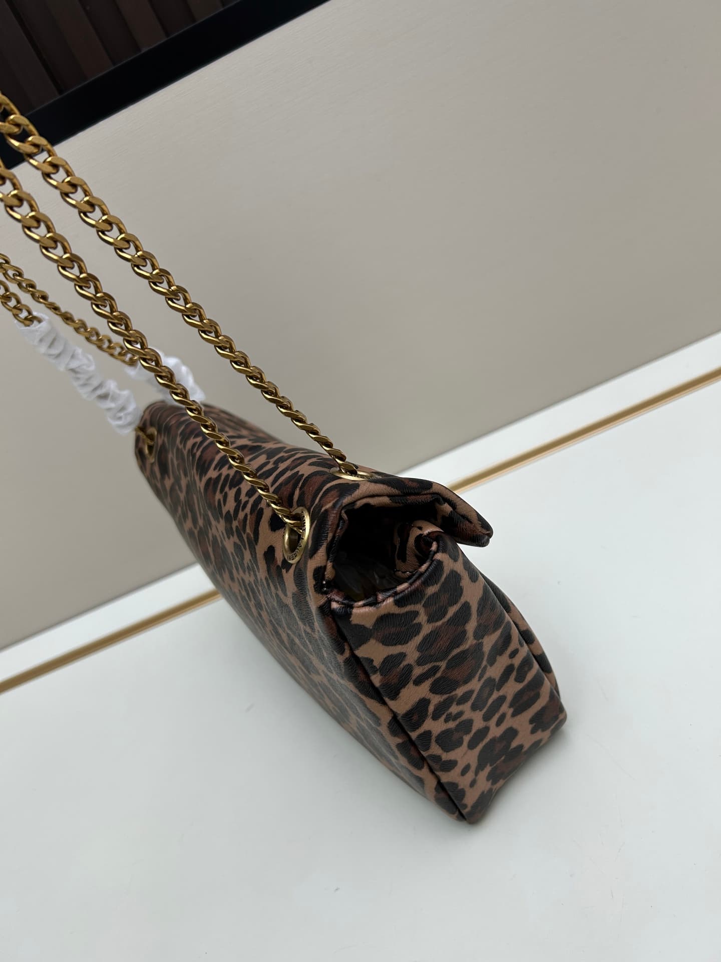 C8737 New style bag box 💰✔️ YSL Saint Laurent leopard pattern |||| I bought this YSL leopard-pattern chain bag. When I wore it on my back, the attention from others was overwhelming!! — image 3