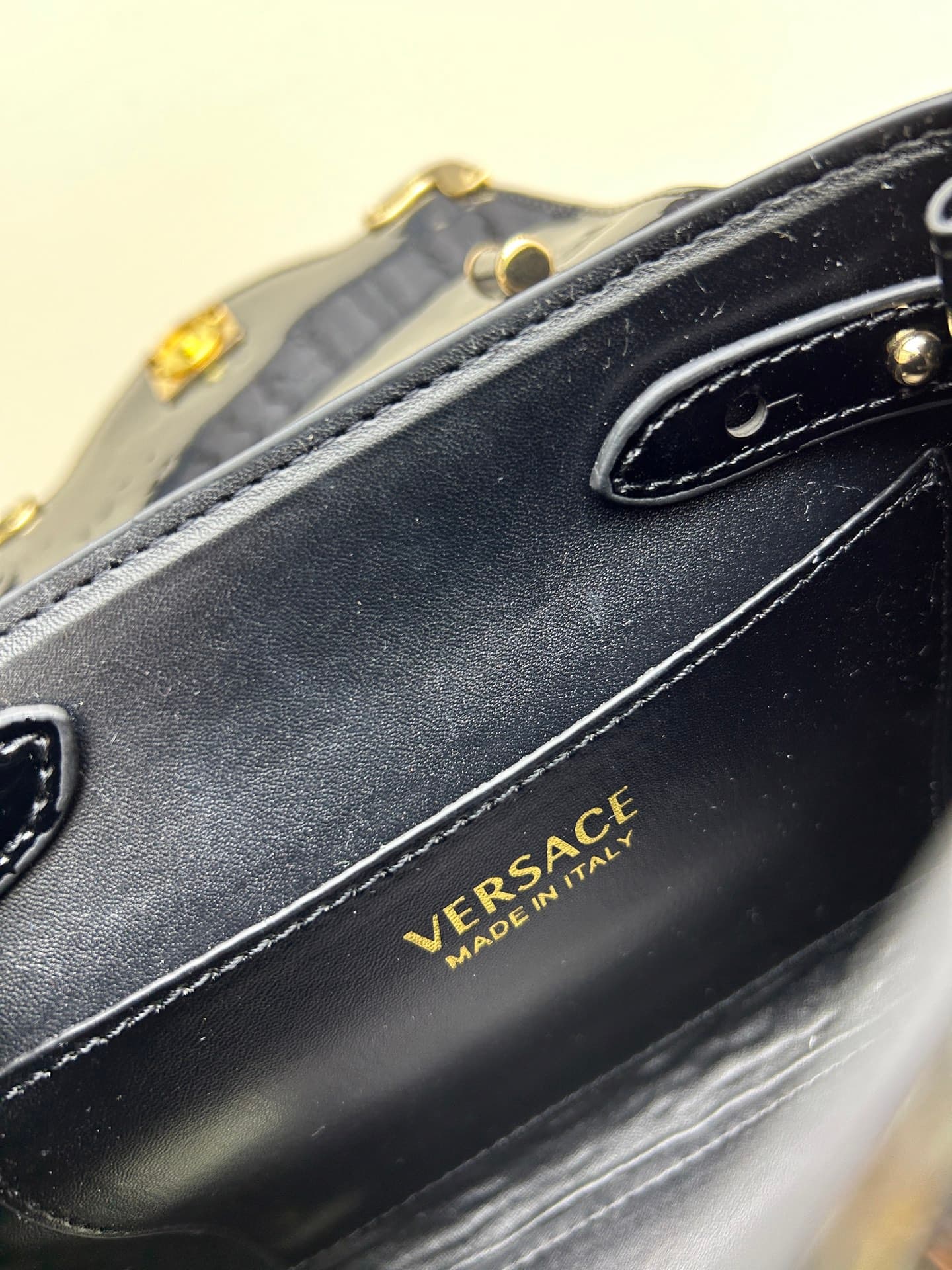 C8391 New product launched 🆕 Versace VERACE women’s crossbody bag. Made of plain leather and shiny leather, with new finishes. The new version also features a detachable shoulder strap 2. It’s a brand-new crossbody bag. The LaMedusa metal handle is includ — image 8