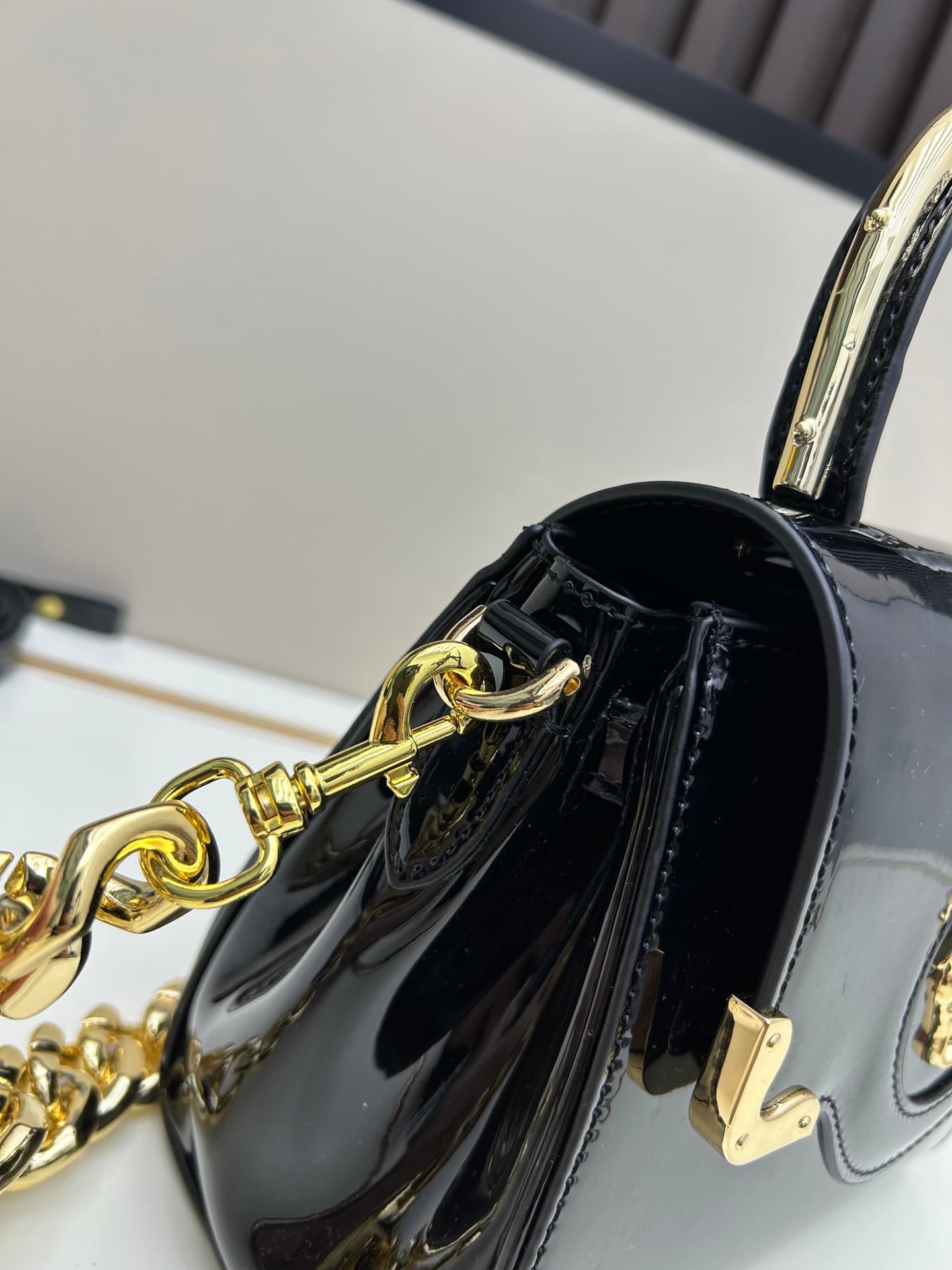 C8391 New product launched 🆕 Versace VERACE women’s crossbody bag. Made of plain leather and shiny leather, with new finishes. The new version also features a detachable shoulder strap 2. It’s a brand-new crossbody bag. The LaMedusa metal handle is includ — image 6