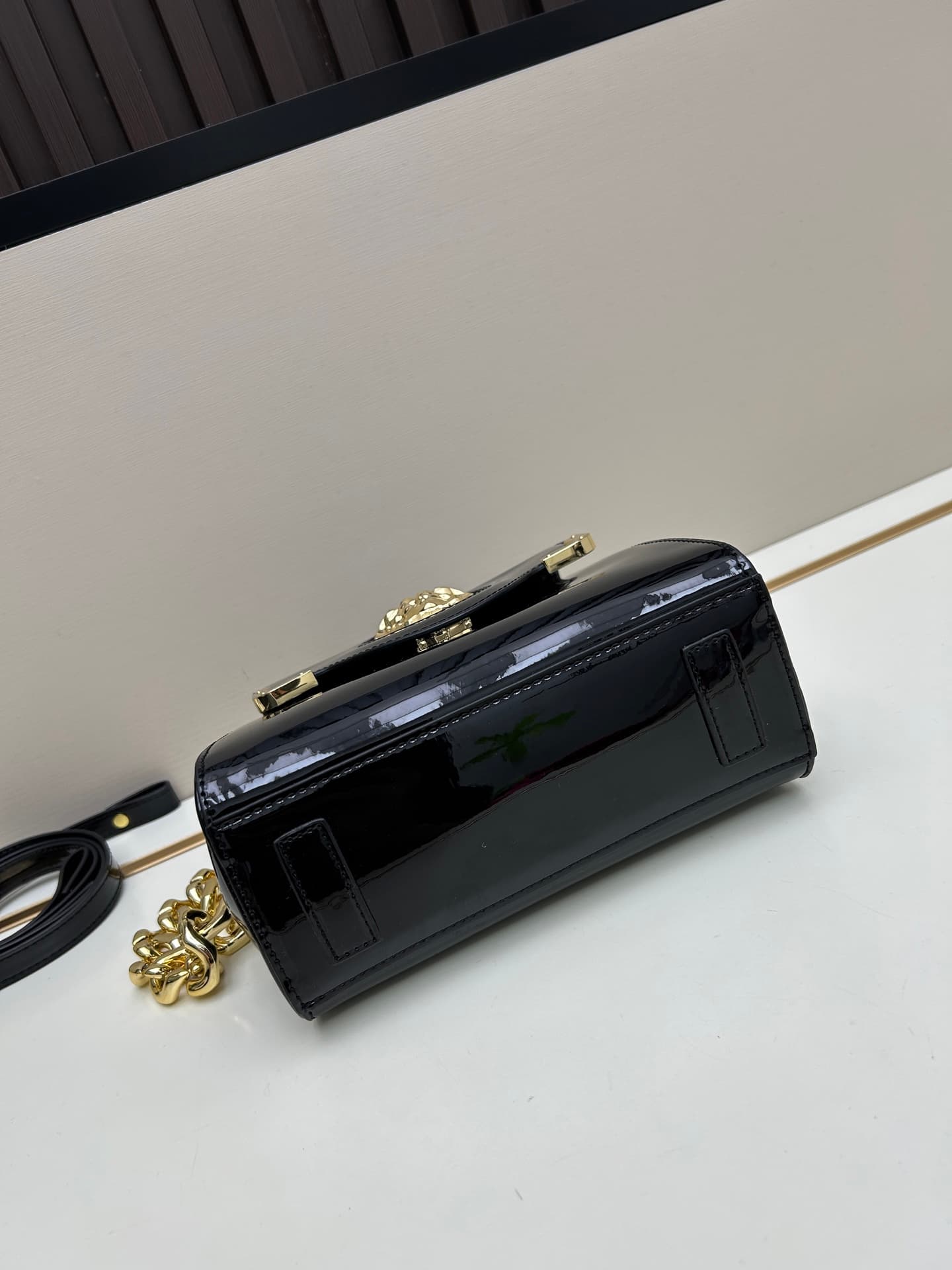 C8391 New product launched 🆕 Versace VERACE women’s crossbody bag. Made of plain leather and shiny leather, with new finishes. The new version also features a detachable shoulder strap 2. It’s a brand-new crossbody bag. The LaMedusa metal handle is includ — image 5